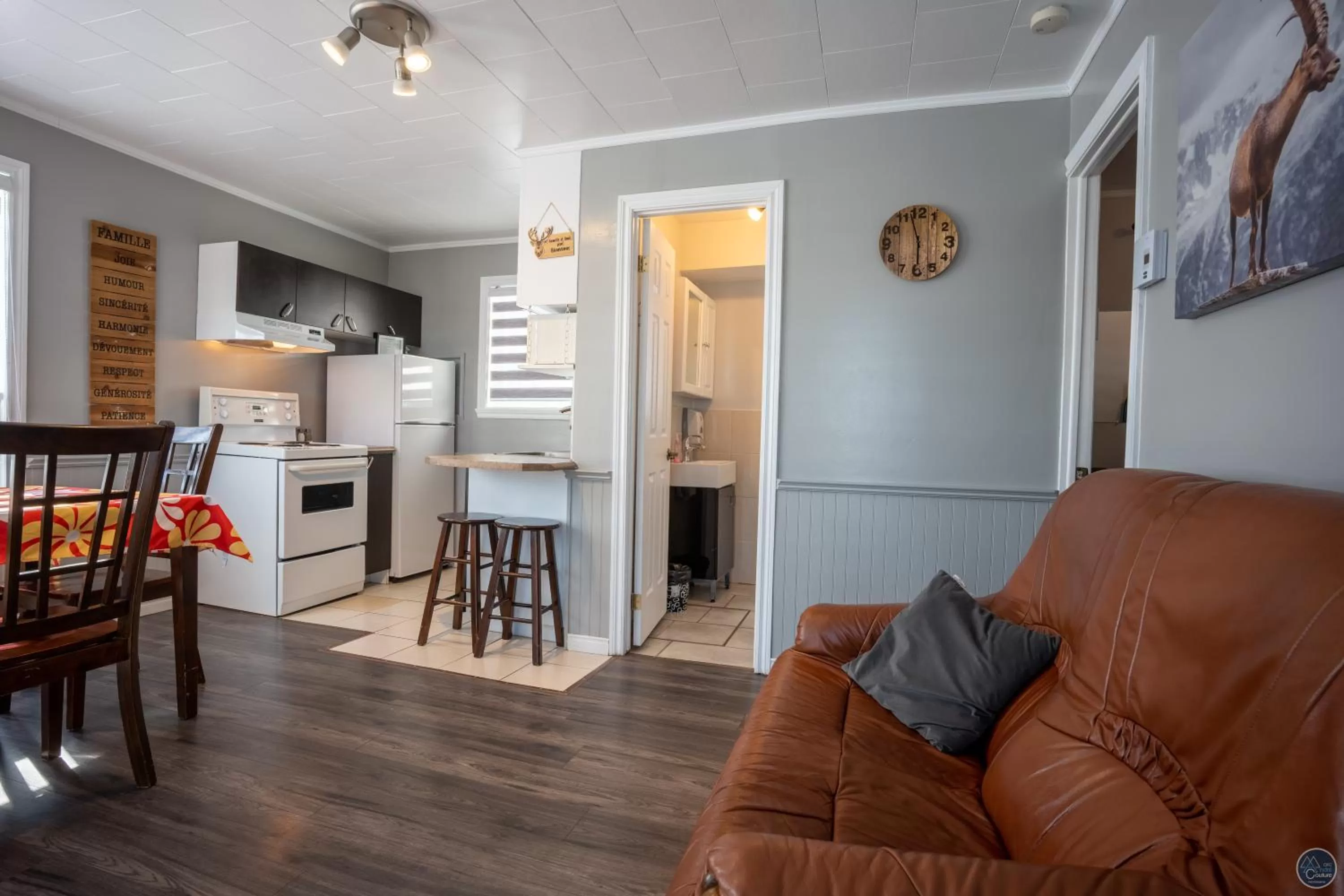 Kitchen or kitchenette, Seating Area in Auberge Éva