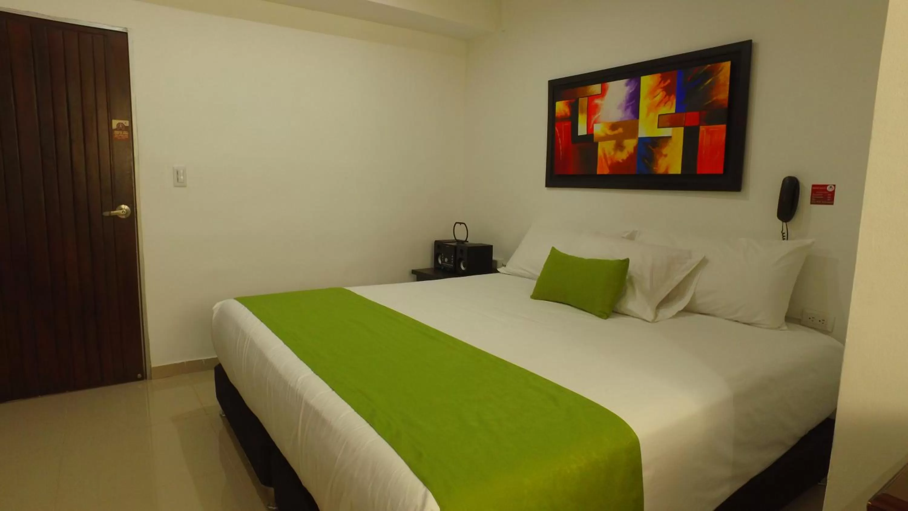 Bedroom, Bed in Hotel Cafe Plaza