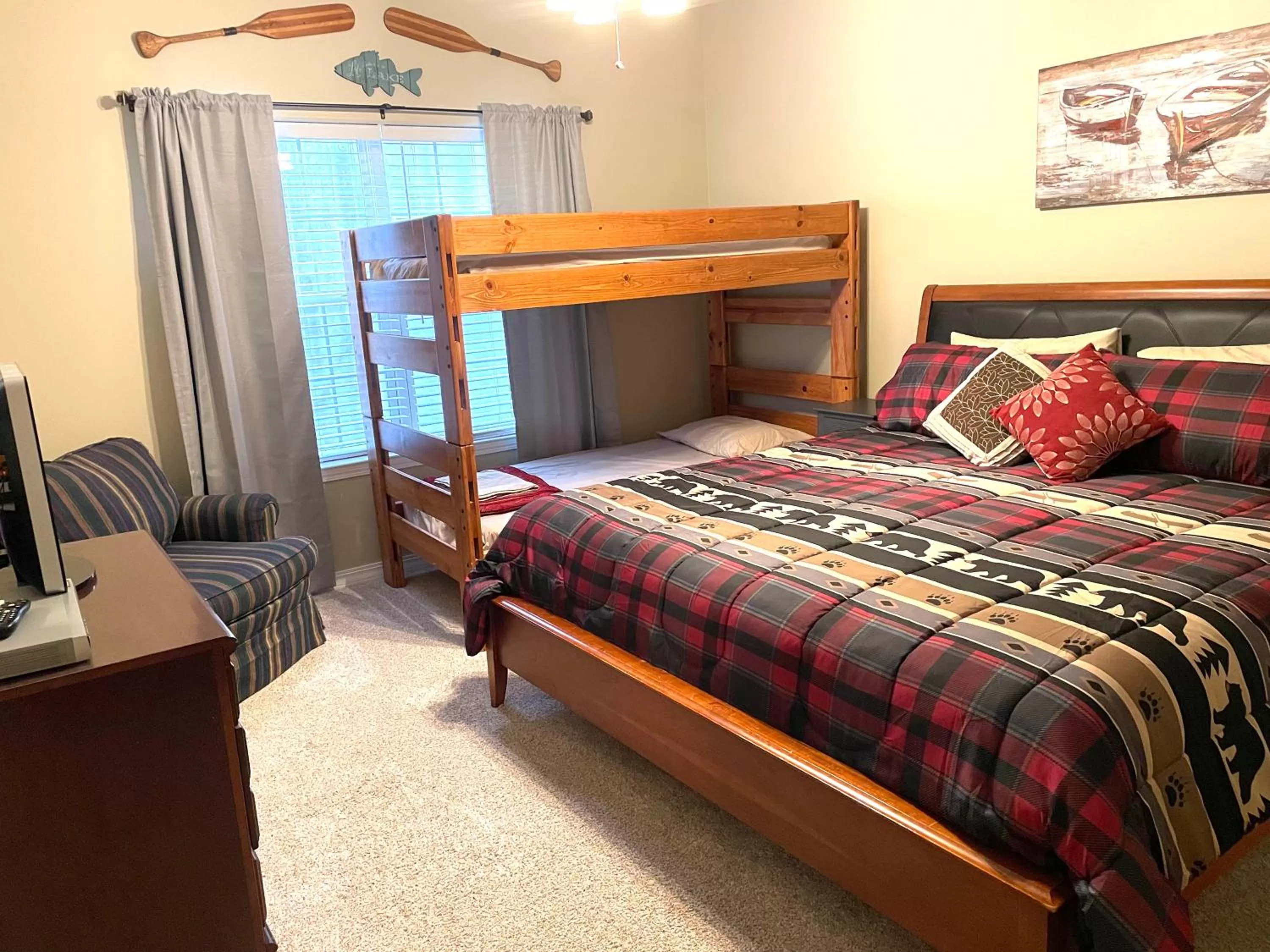 Bed in Rockwood Condos on Table Rock Lake With Boat Slips