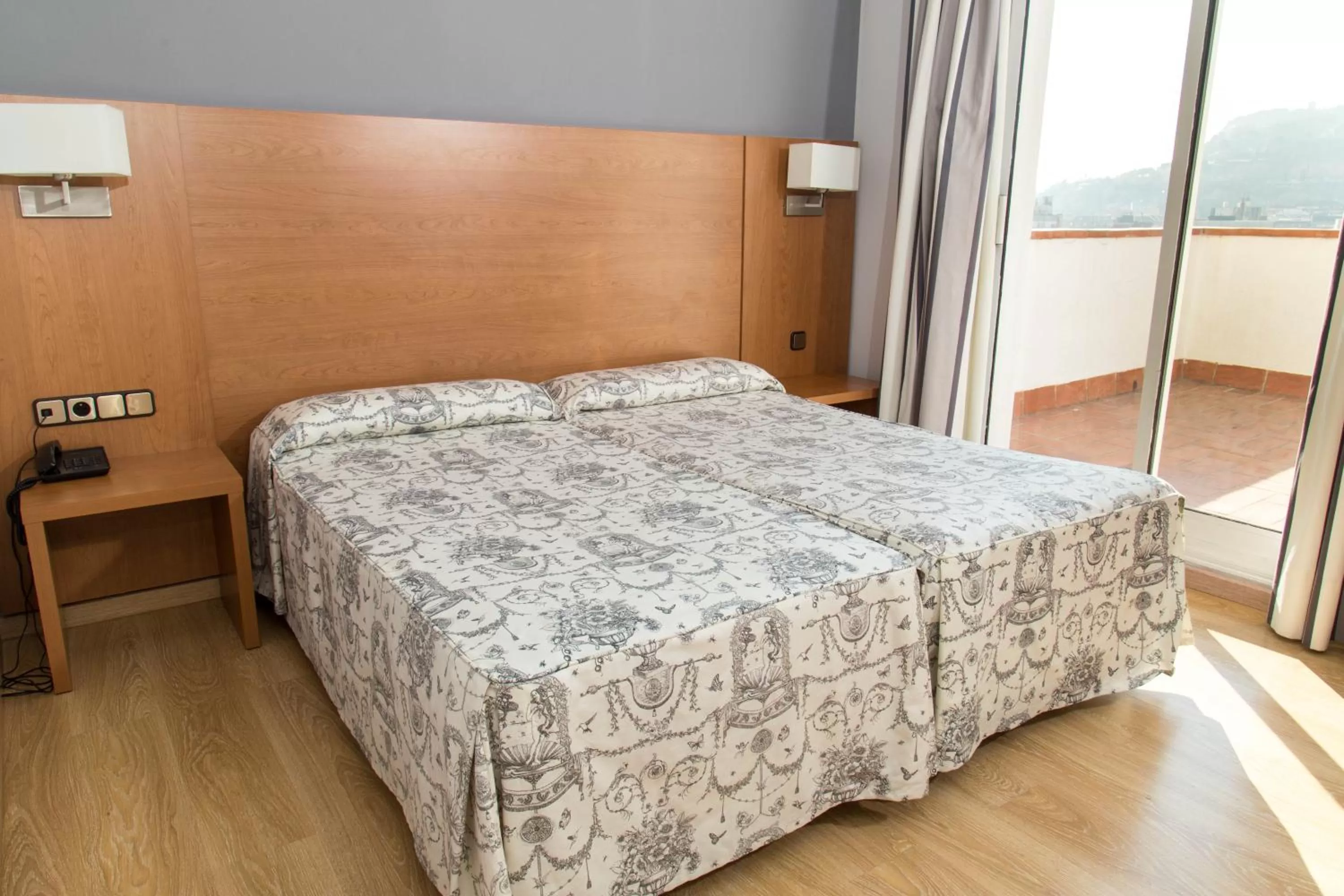 Photo of the whole room, Bed in Ramblas Hotel