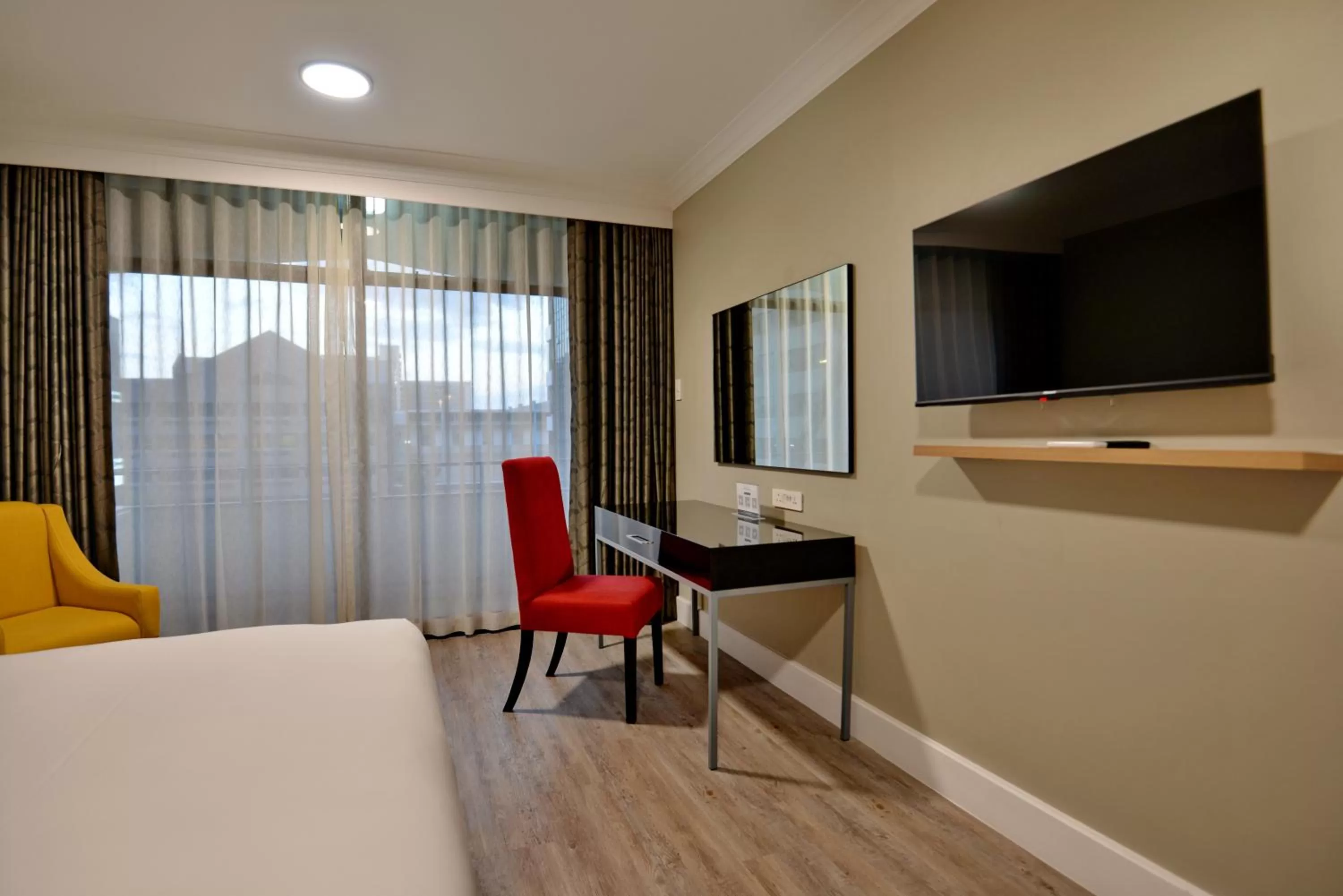 Photo of the whole room, Bed in The Capetonian - Halal