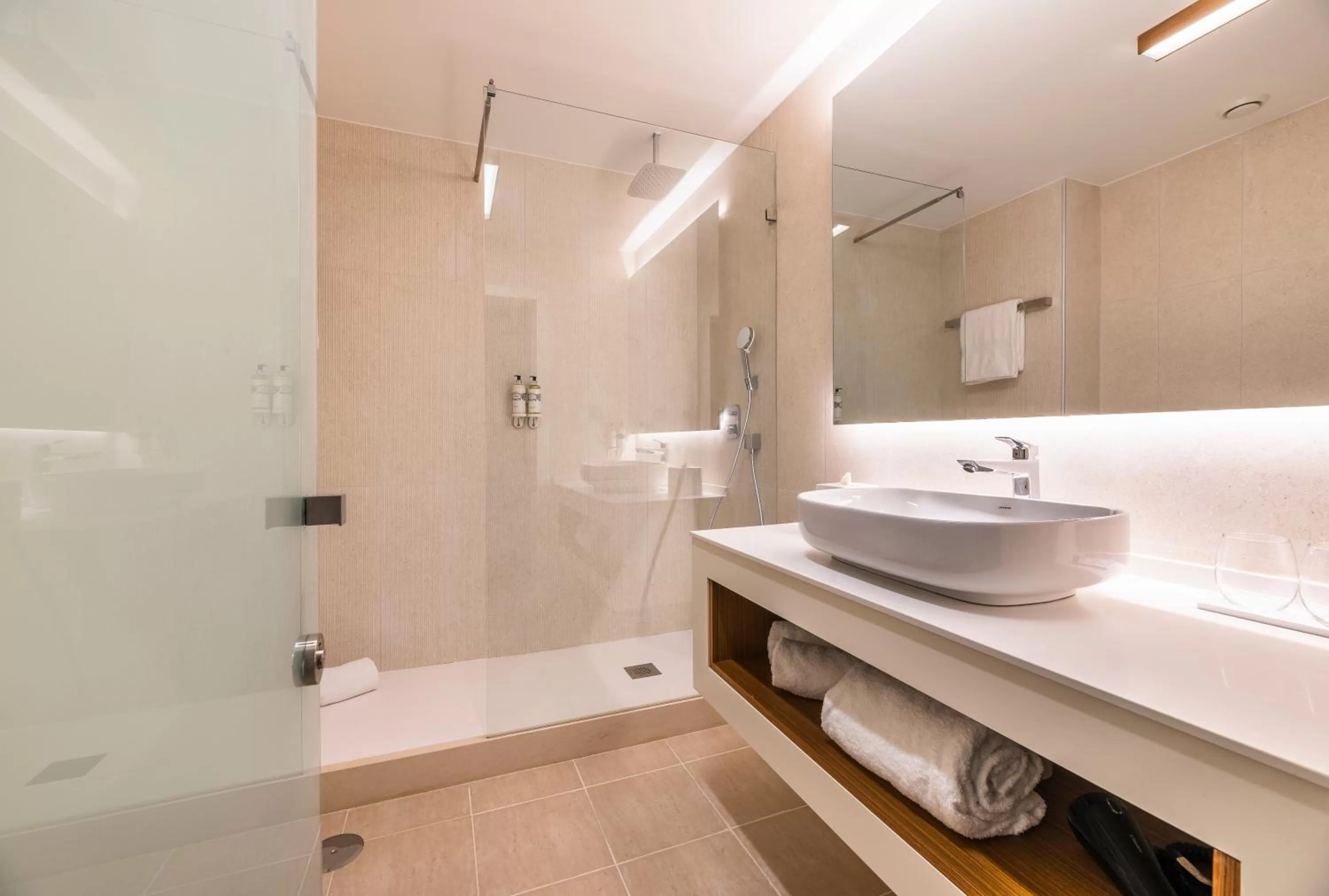 Toilet in Regency Salgados Hotel & Spa