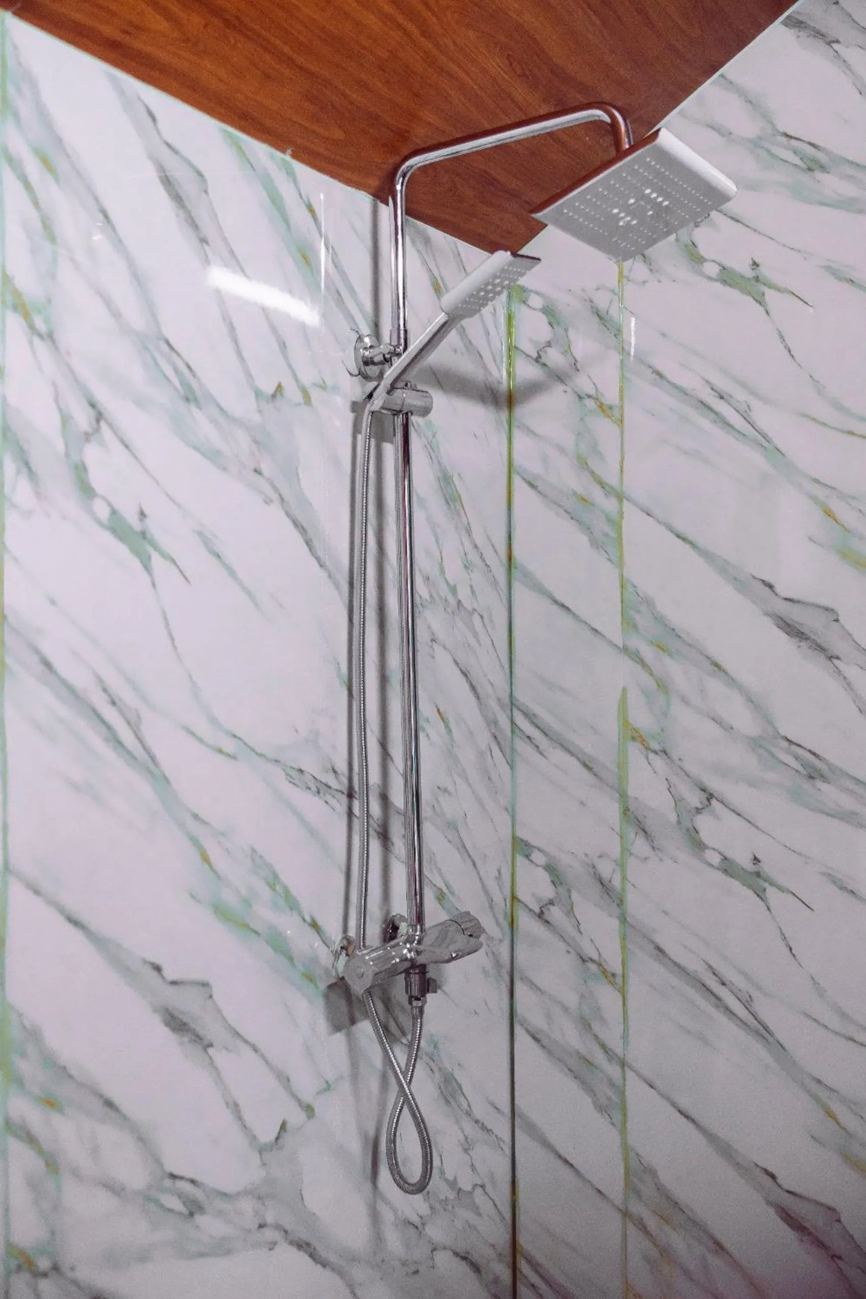 Shower in Tam Coc Cat Luong Homestay