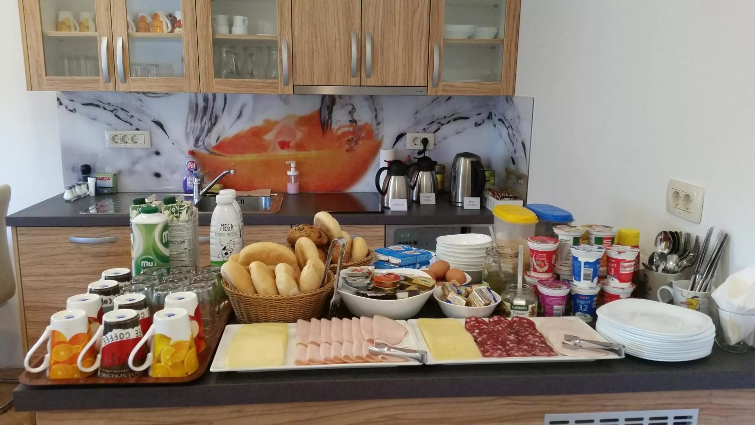 Kitchen or kitchenette in B&B By The Way