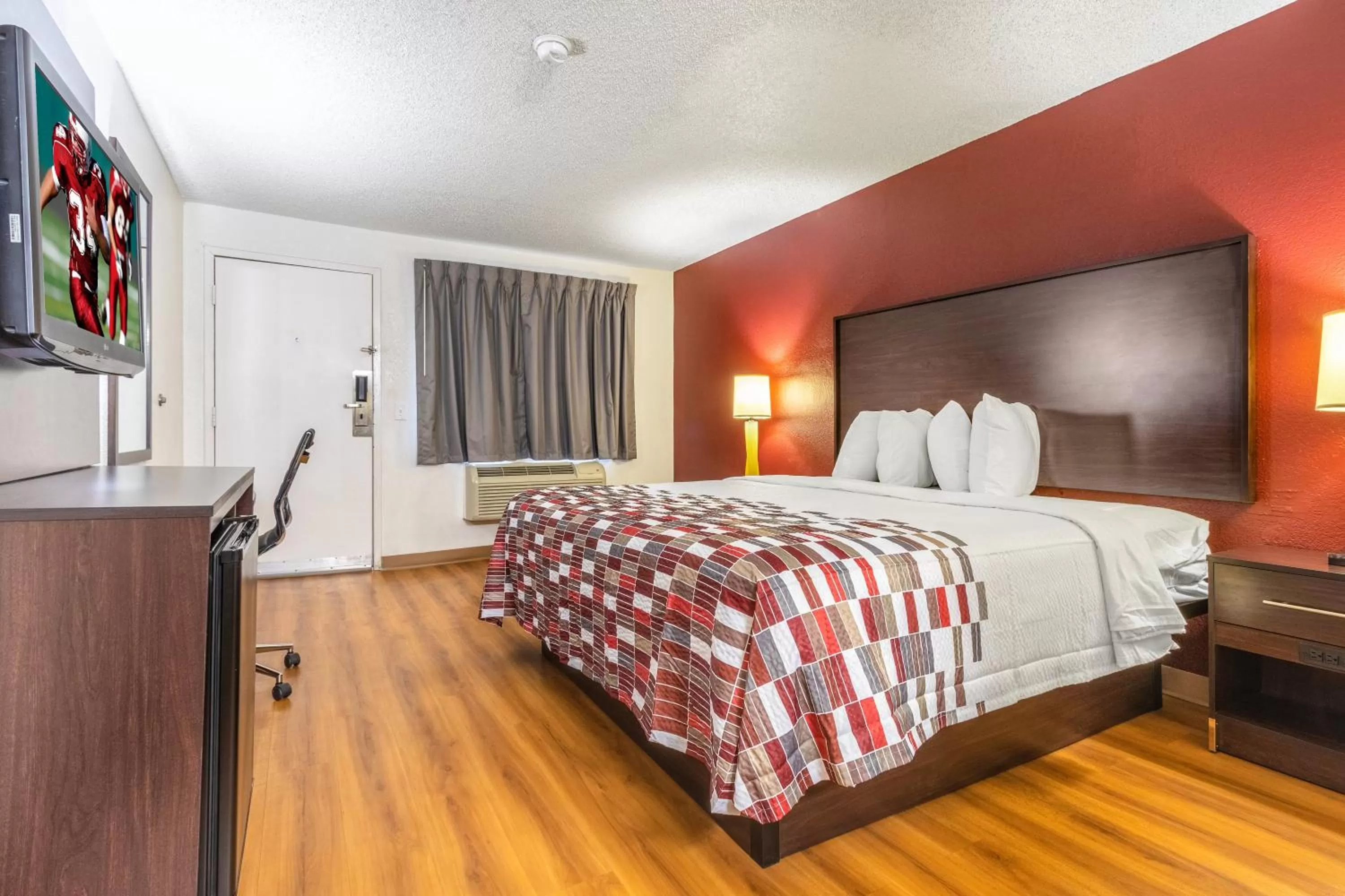 Photo of the whole room, Bed in Red Roof Inn Phoenix- Midtown