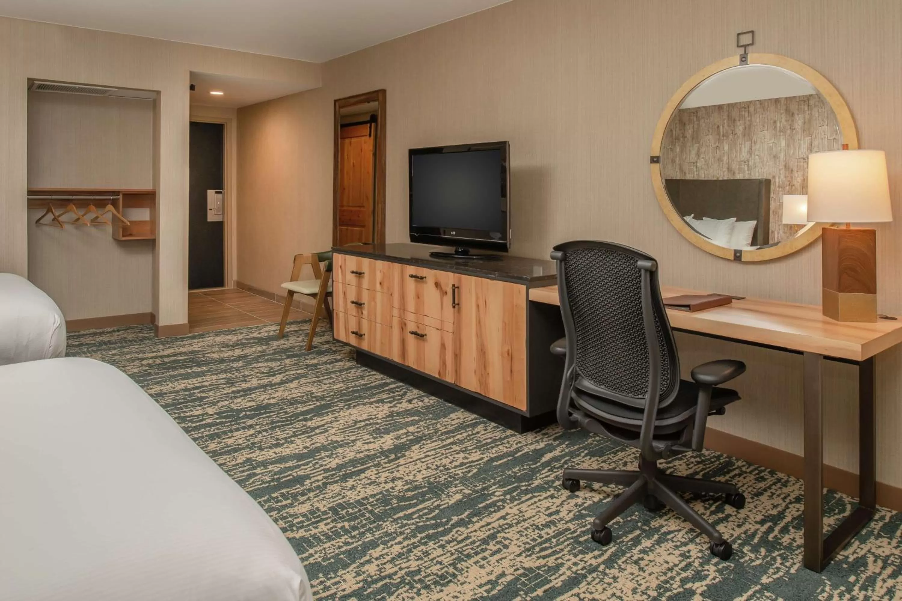 Bedroom, Bed in DoubleTree by Hilton Missoula Edgewater