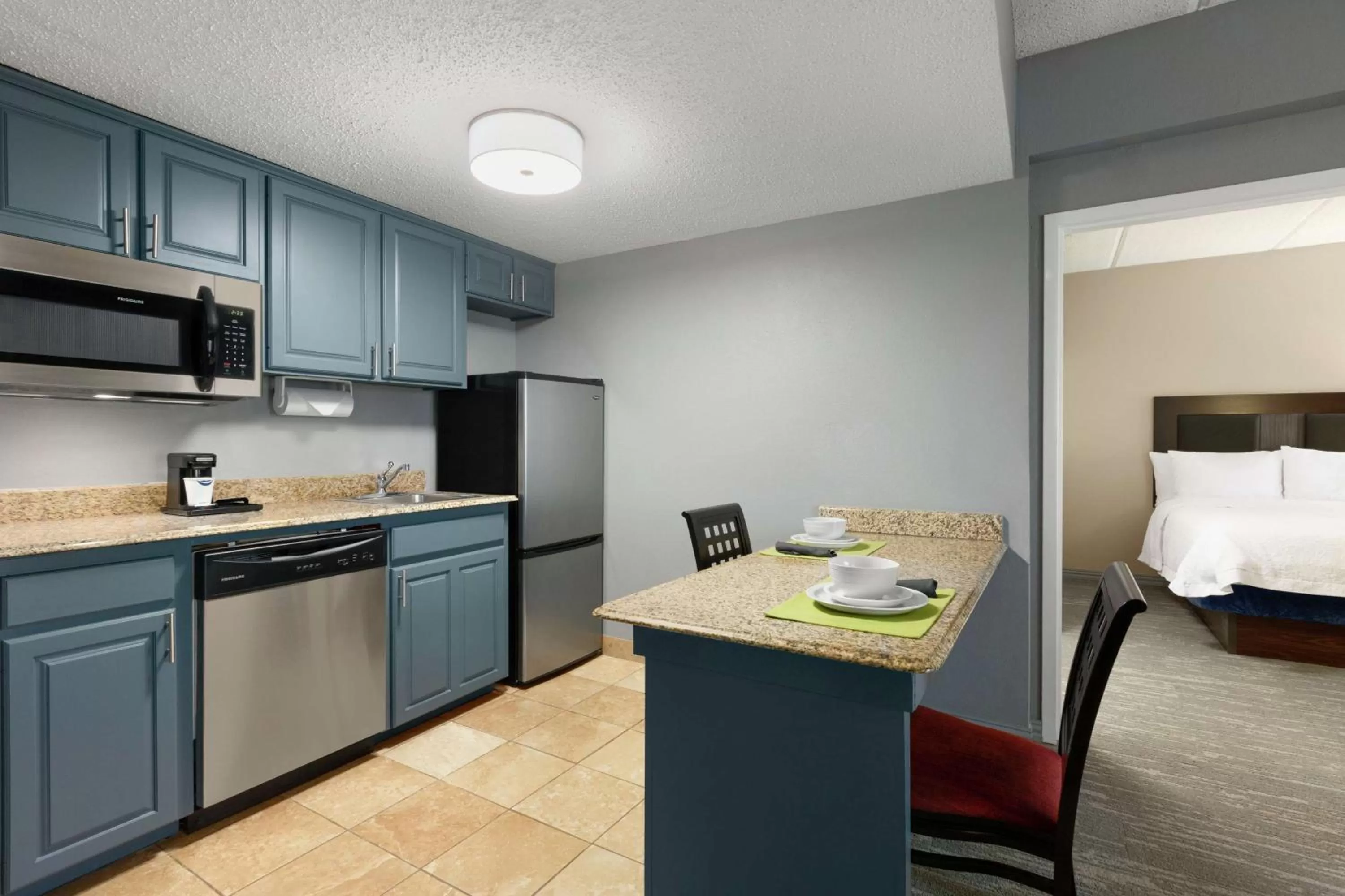 Kitchen or kitchenette, Bed in Hampton Inn and Suites Houston Clear Lake NASA