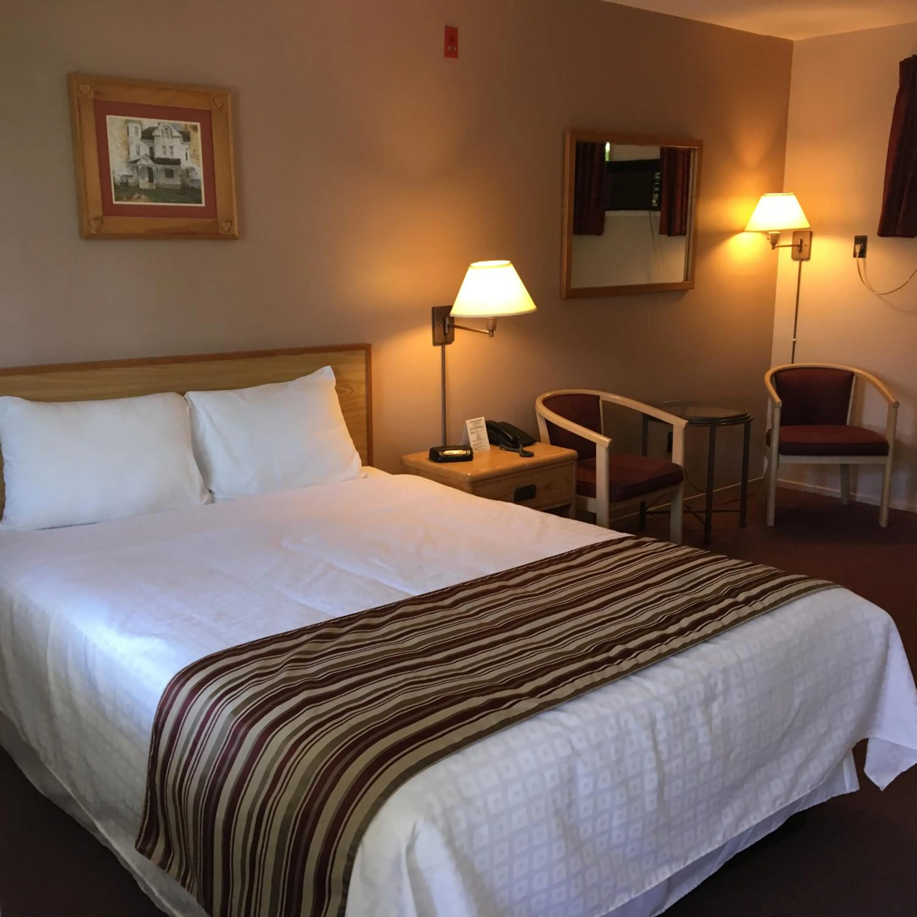 Photo of the whole room in Colonial Resort-1000Islands