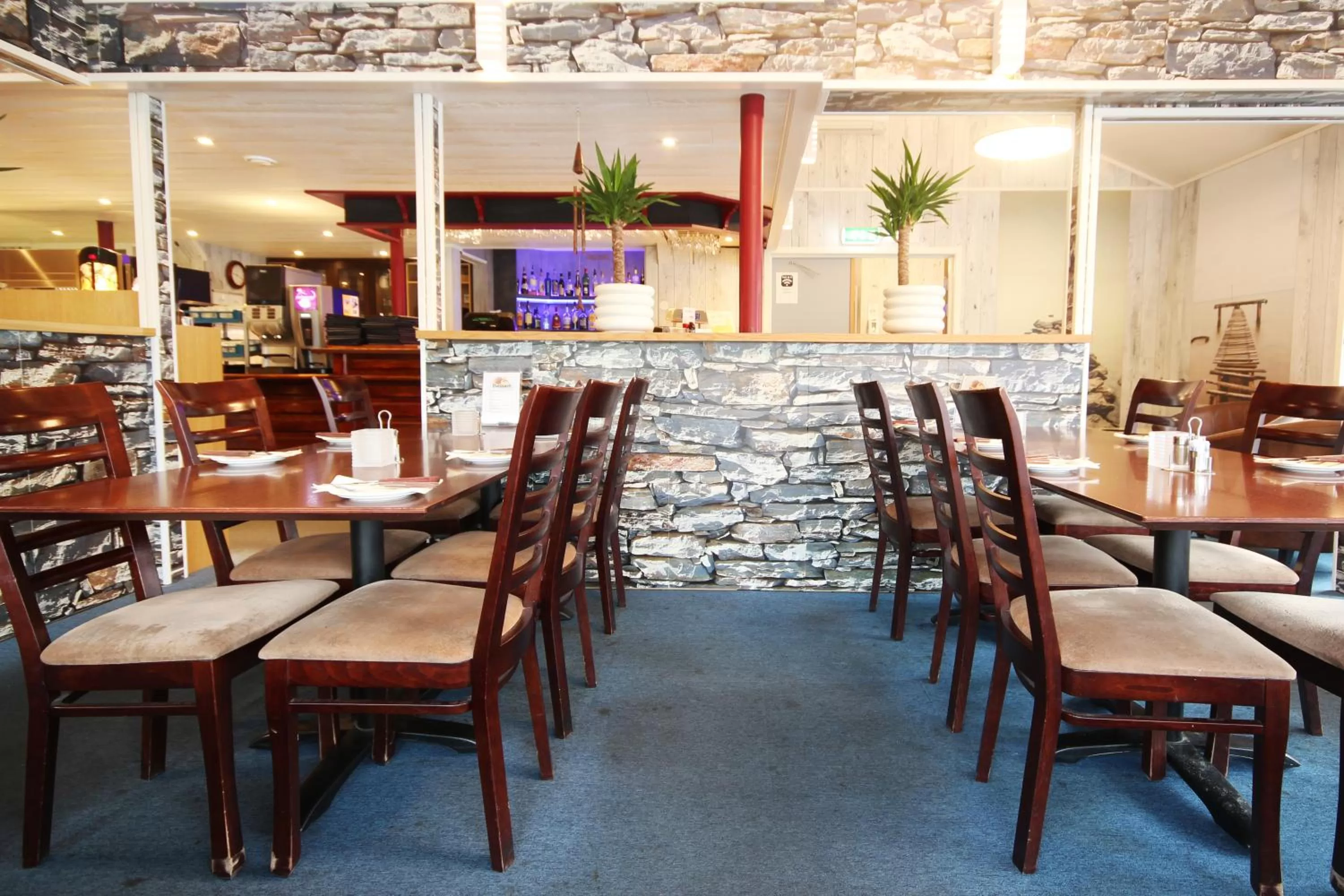 Restaurant/places to eat in Napoli Resturant & Hotell AS