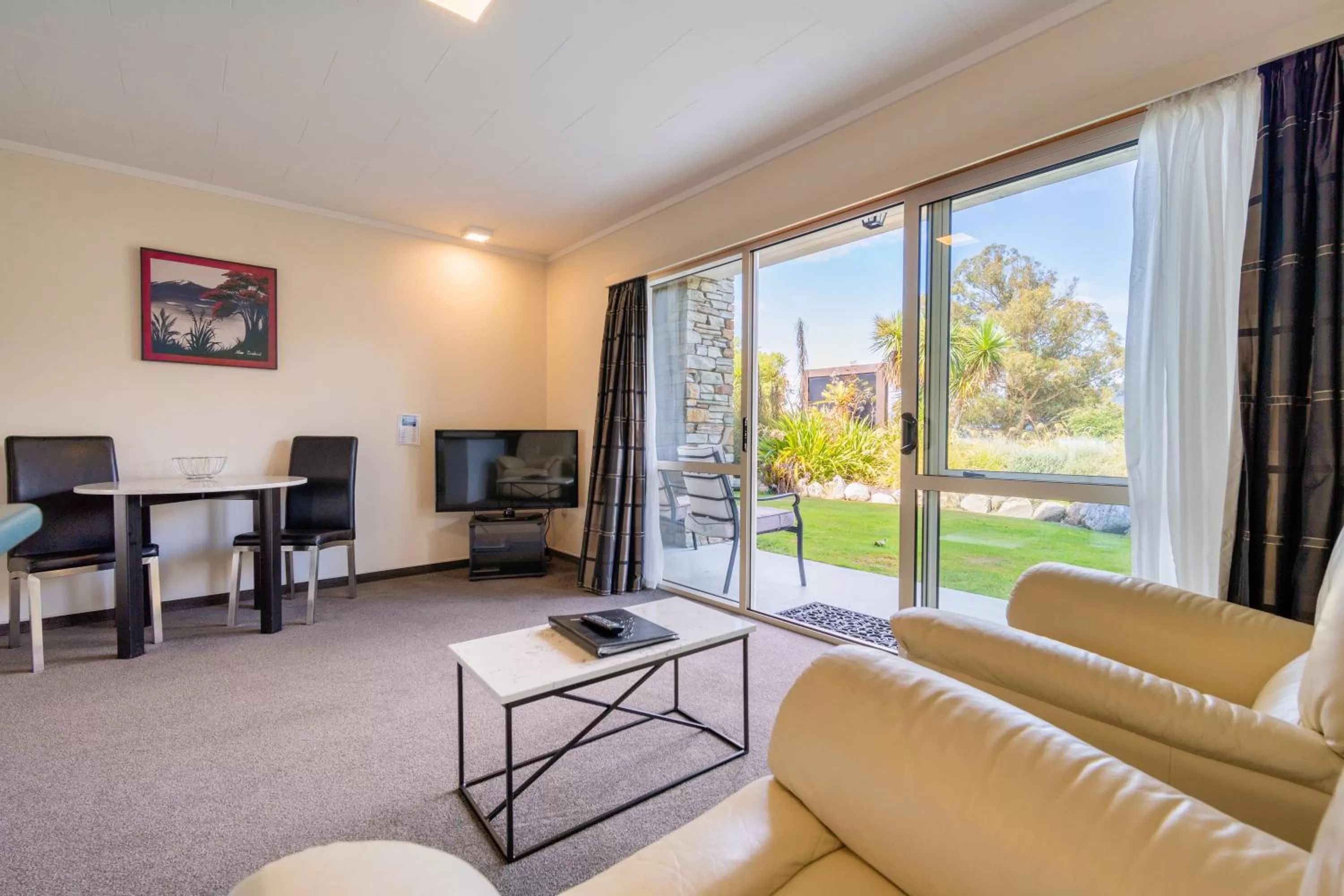 Living room in Fiordland Lakeview Motel and Apartments