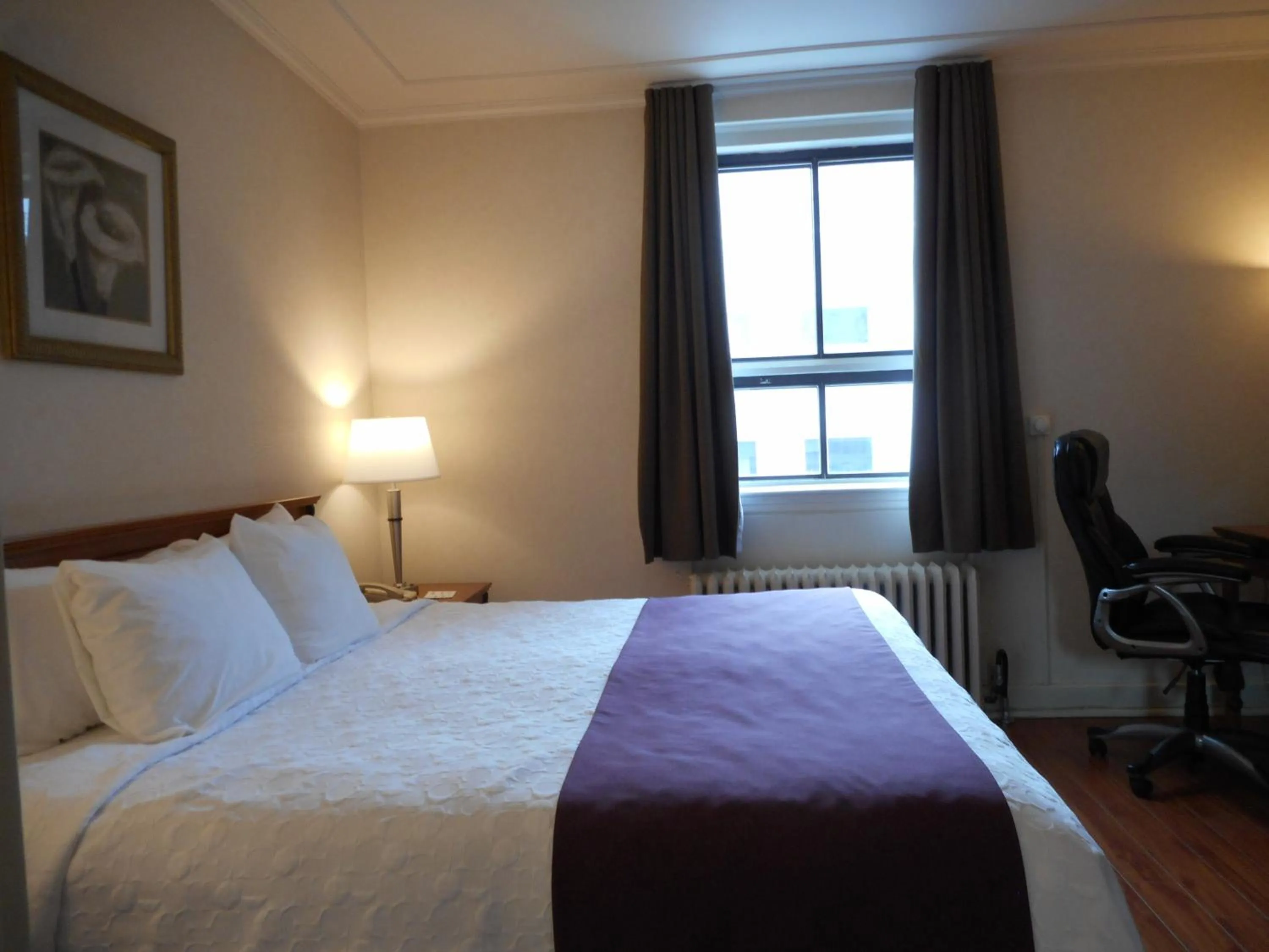 Bed in Hotel St-Denis