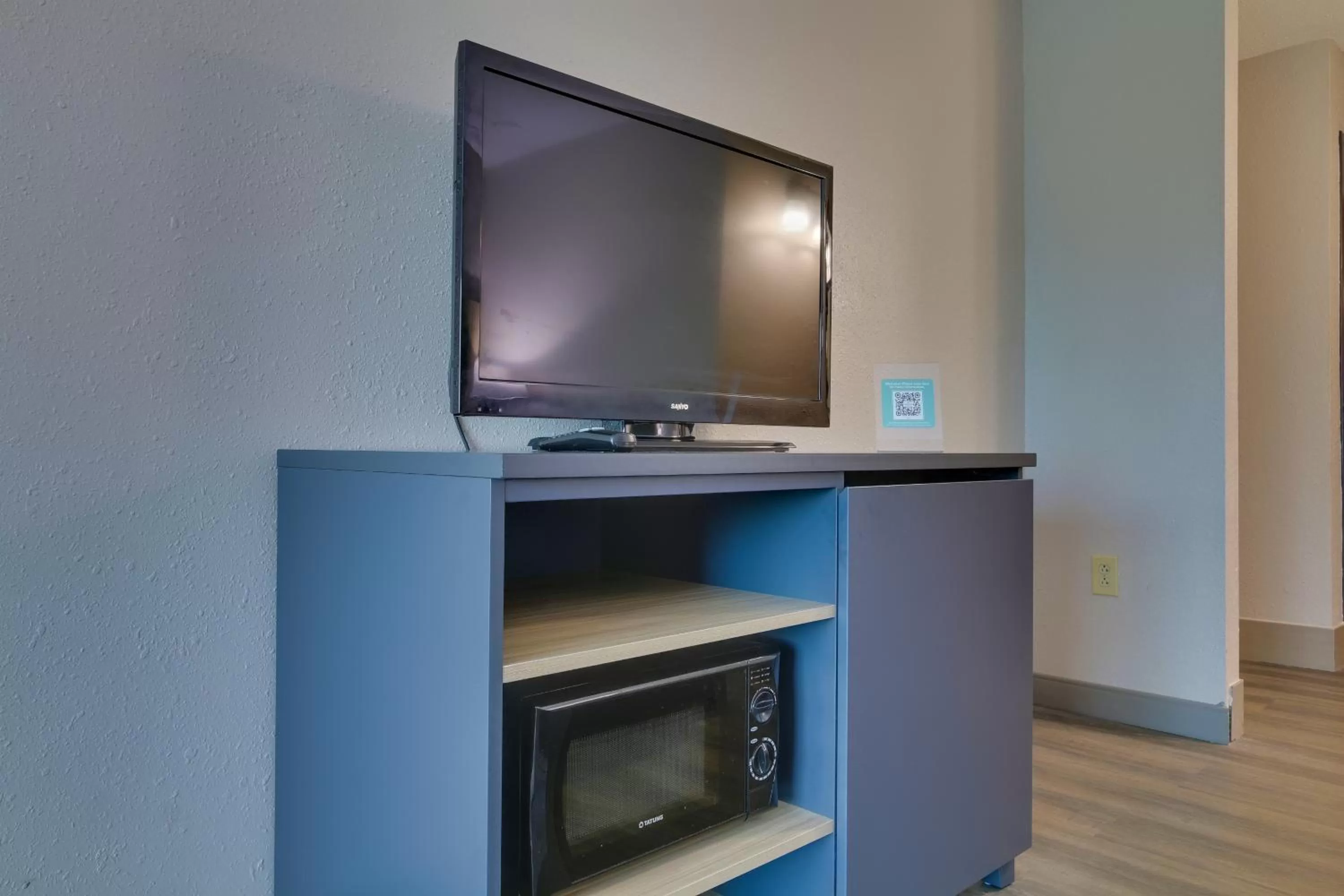 TV and multimedia in Country Inn & Suites by Radisson, Savannah Gateway, GA