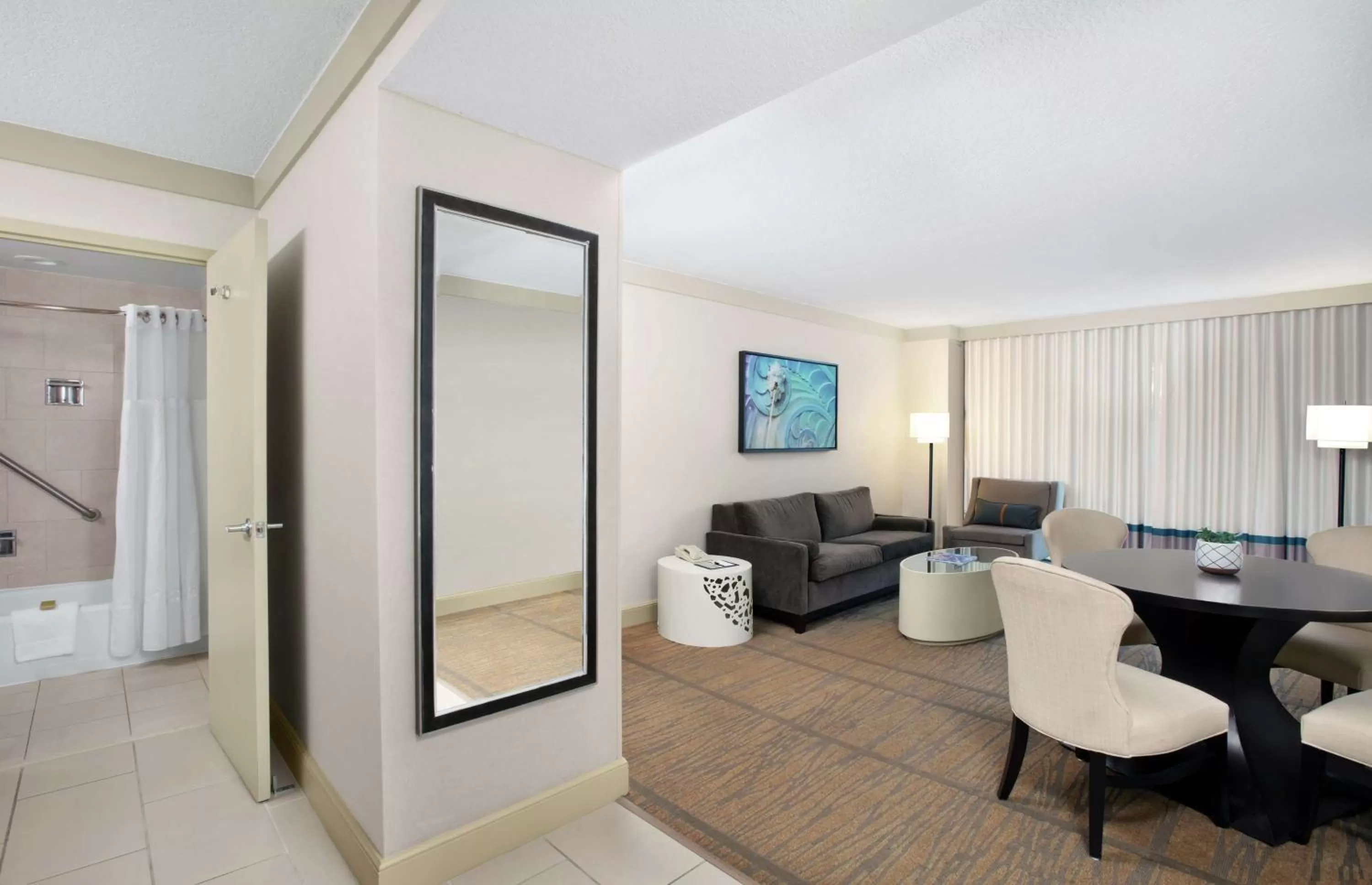 Living room, Bed in DoubleTree by Hilton Hotel Miami Airport & Convention Center