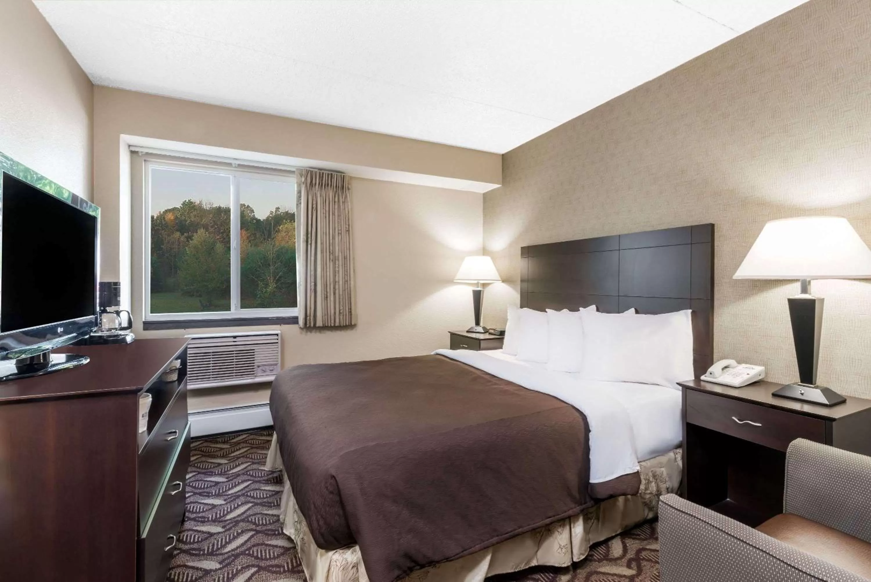 Photo of the whole room, Bed in Days Inn by Wyndham Bismarck