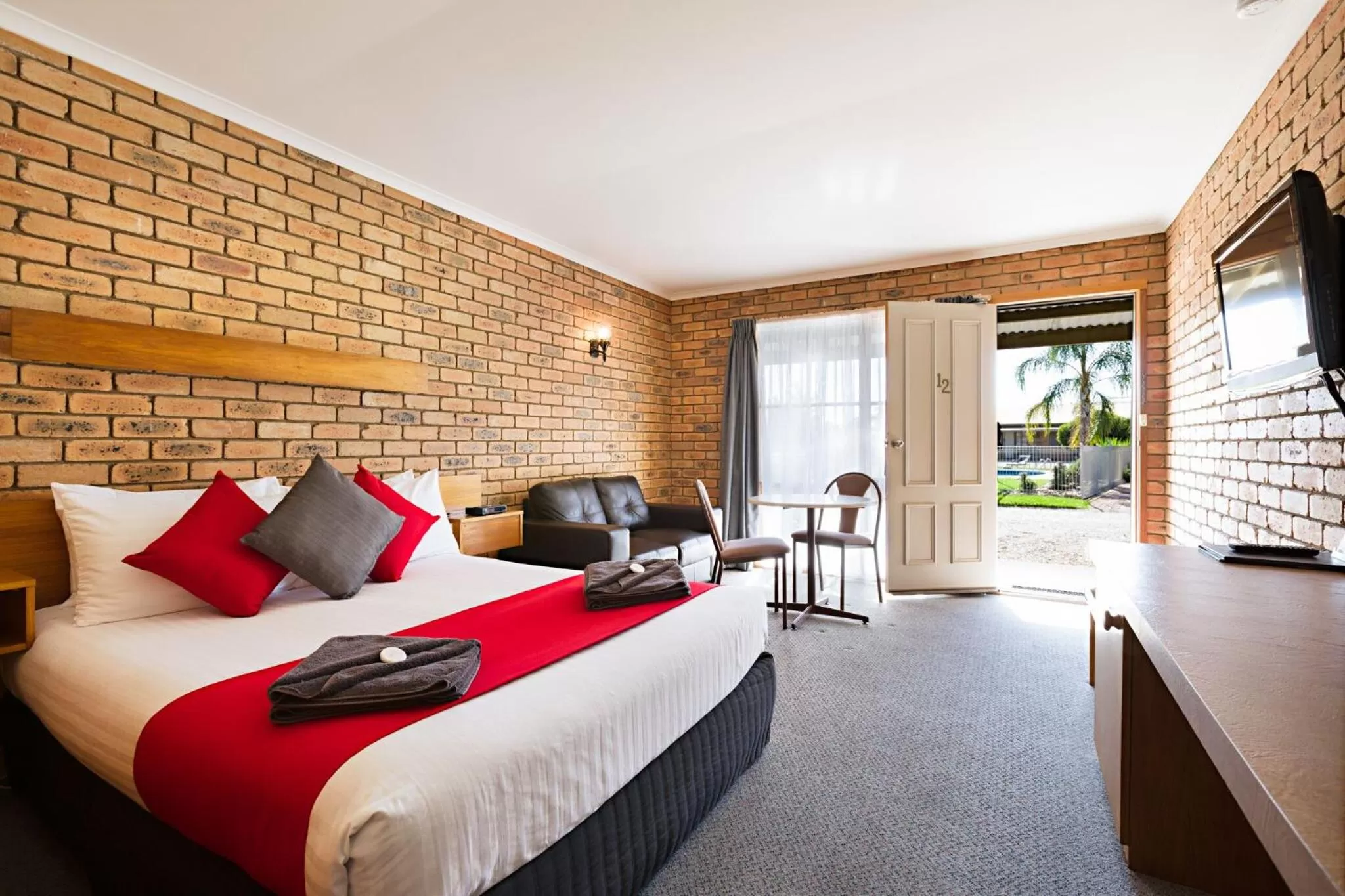 Coffee/tea facilities, Bed in Statesman Motor Inn