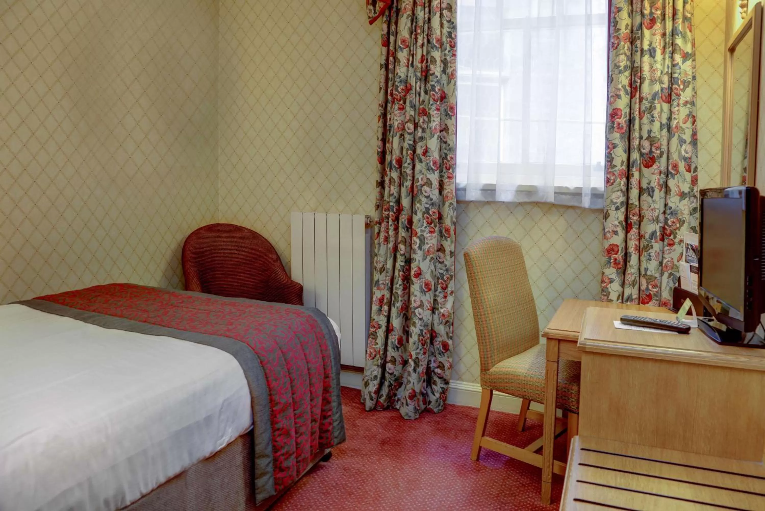 Photo of the whole room, Bed in Crown & Mitre Hotel