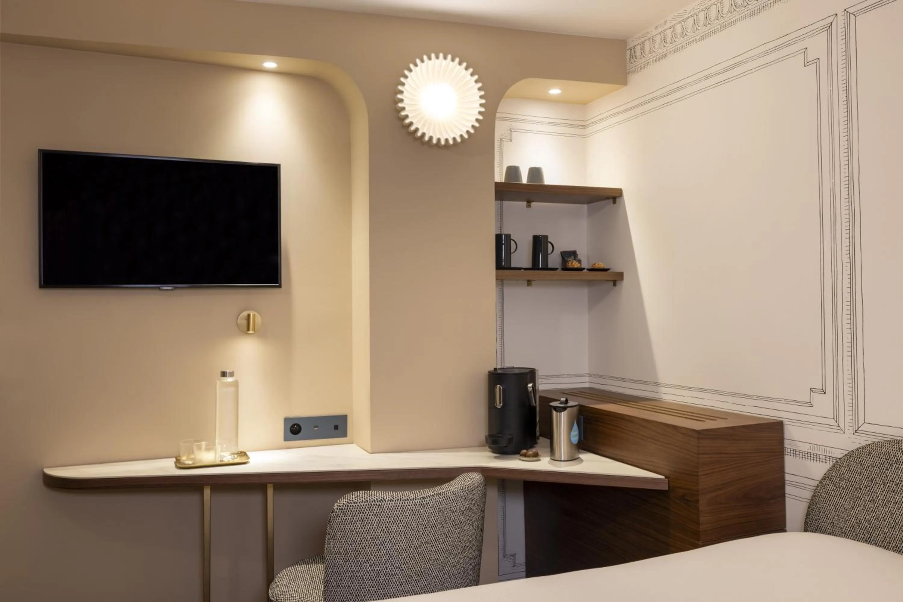 TV and multimedia in Hotel L de Lutece - Notre-Dame