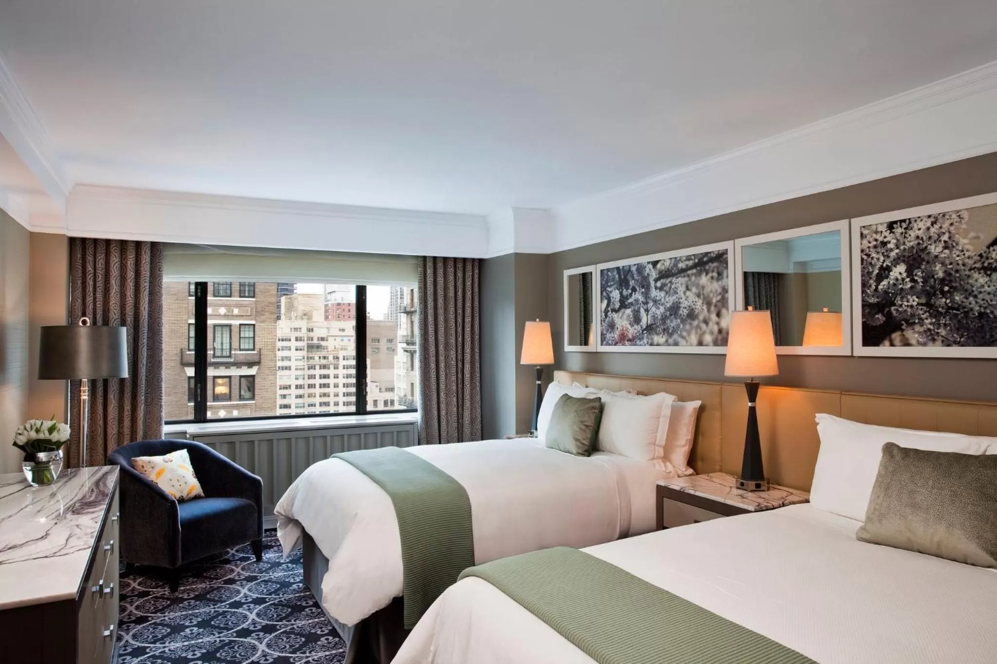 Photo of the whole room, Bed in Loews Regency New York Hotel