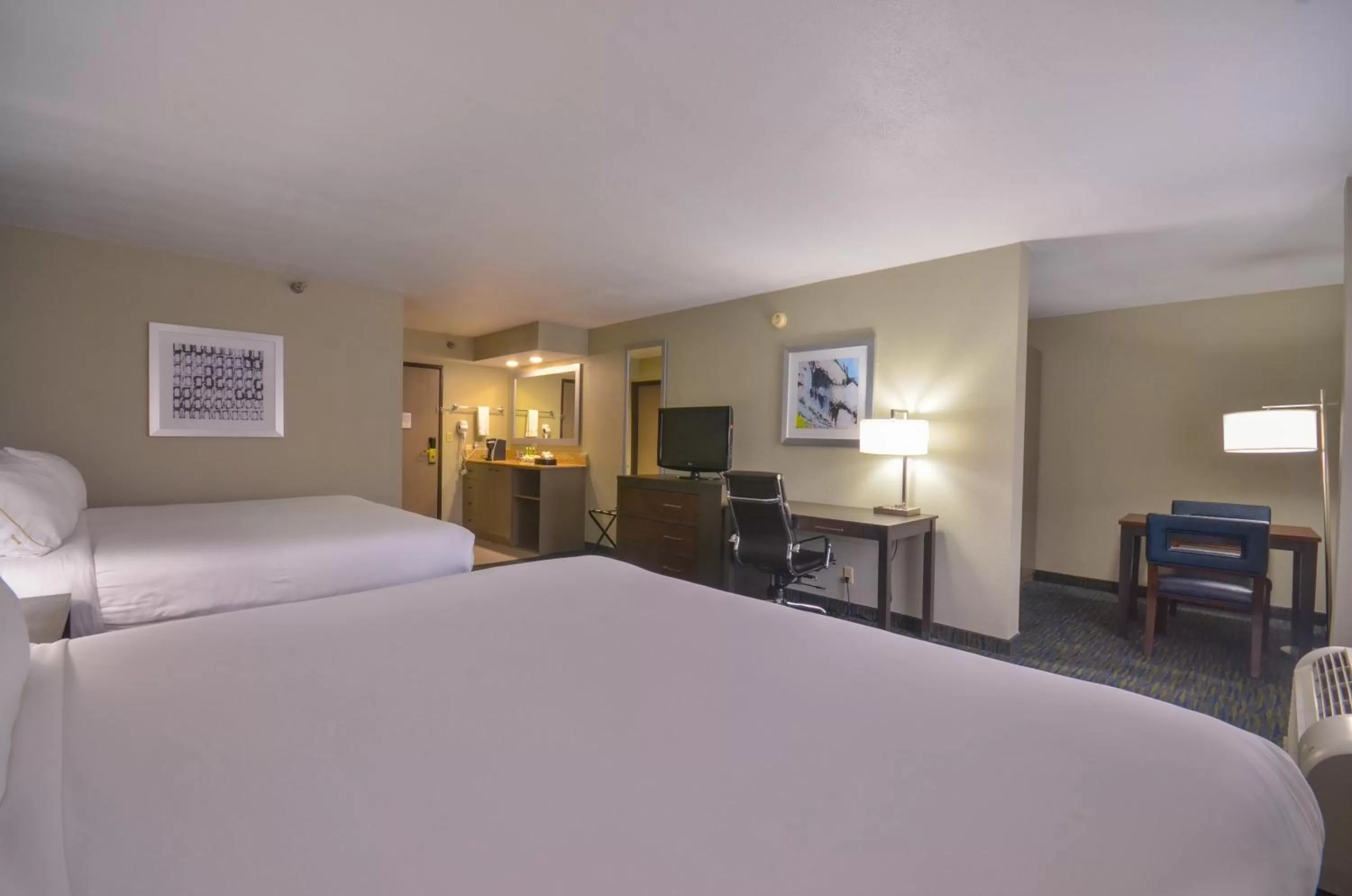 Photo of the whole room, Bed in Holiday Inn Express & Suites Fayetteville University of Arkansas Area by IHG