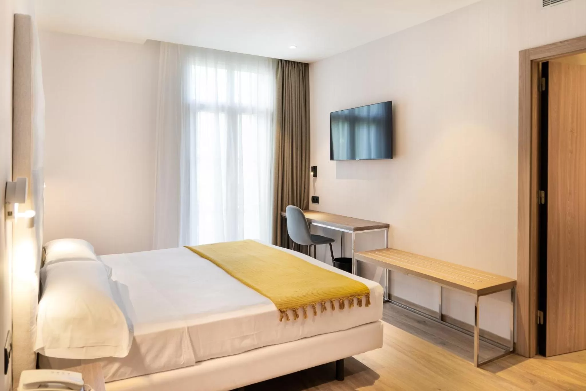 Photo of the whole room, Bed in Caledonian