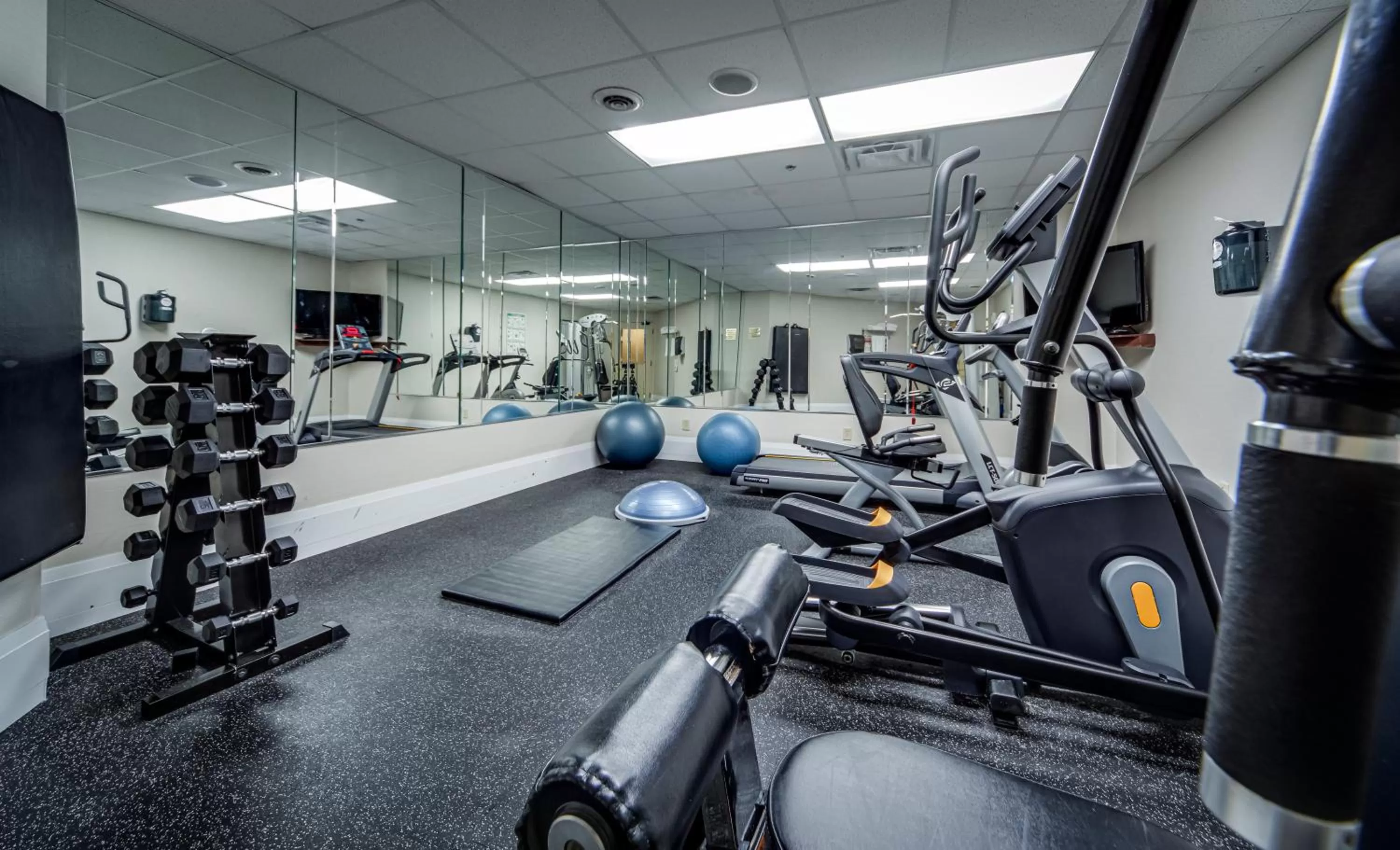 Fitness centre/facilities in Monte Carlo Inn Vaughan Suites
