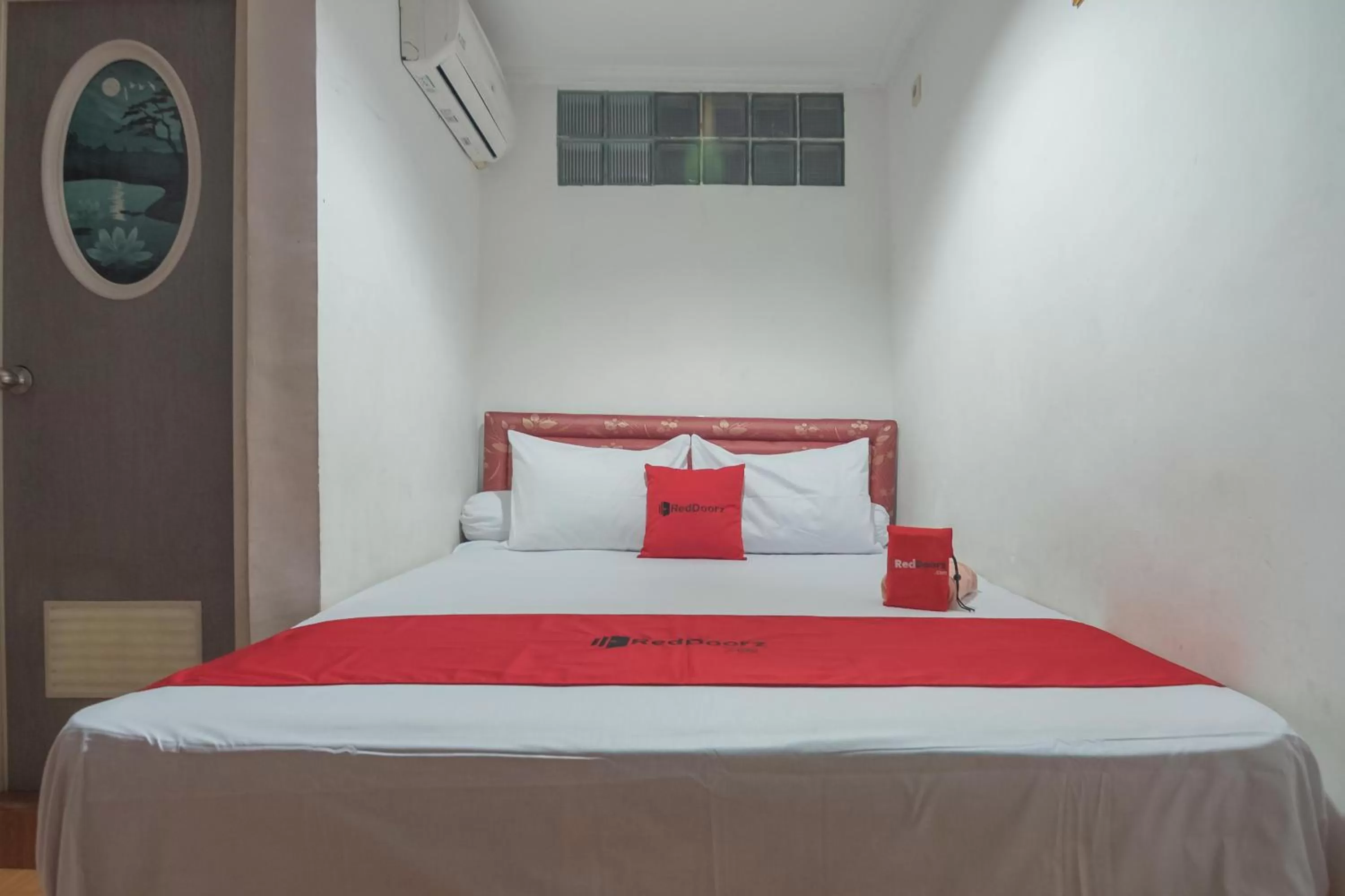 Bedroom, Bed in RedDoorz Syariah near Margahayu Raya