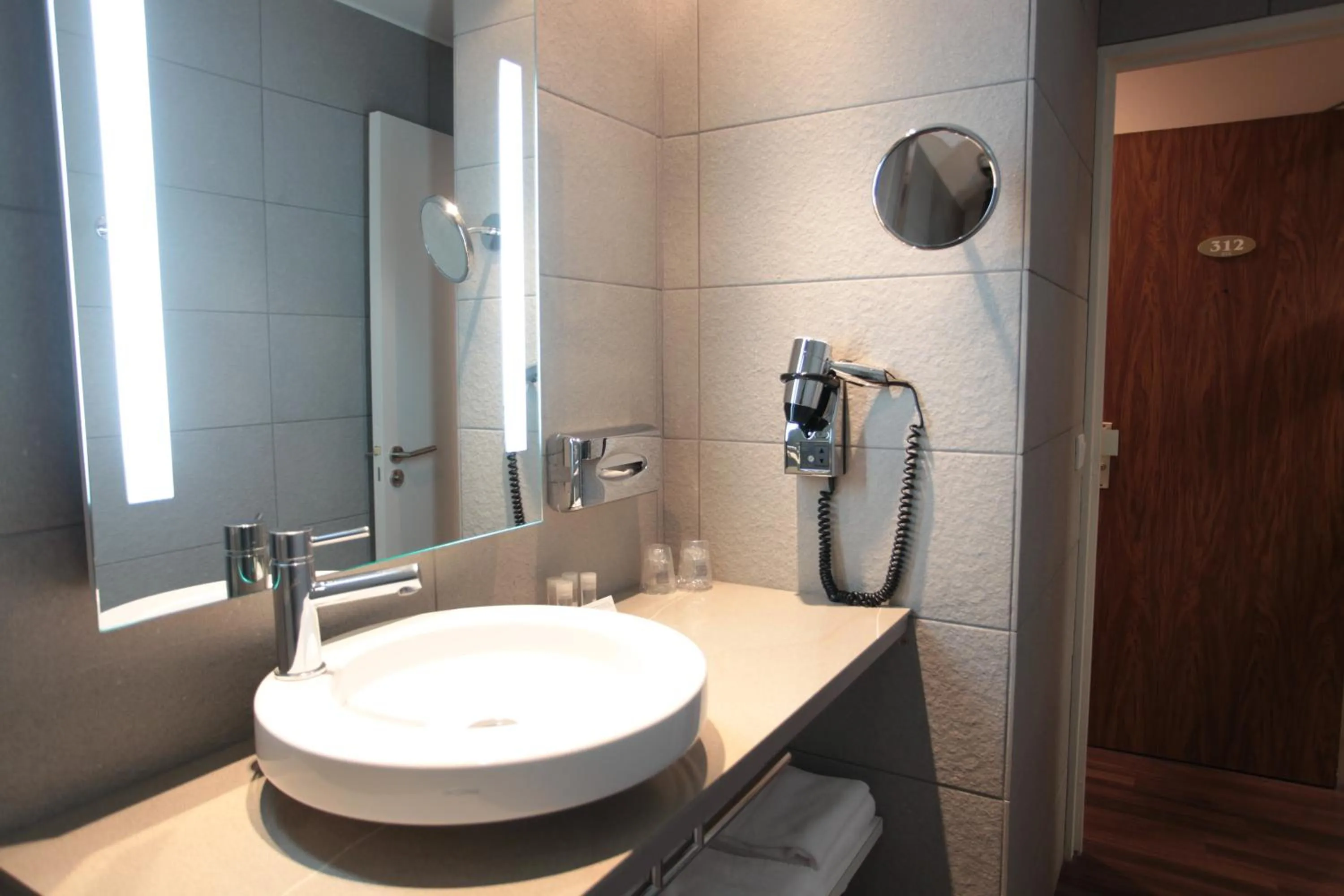 Bathroom in Hôtel et Résidence de Chiberta et du Golf