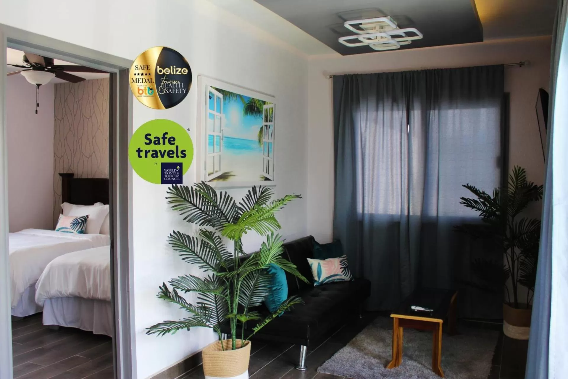 Communal lounge/ TV room, Bed in Barefoot Caye Caulker Hotel