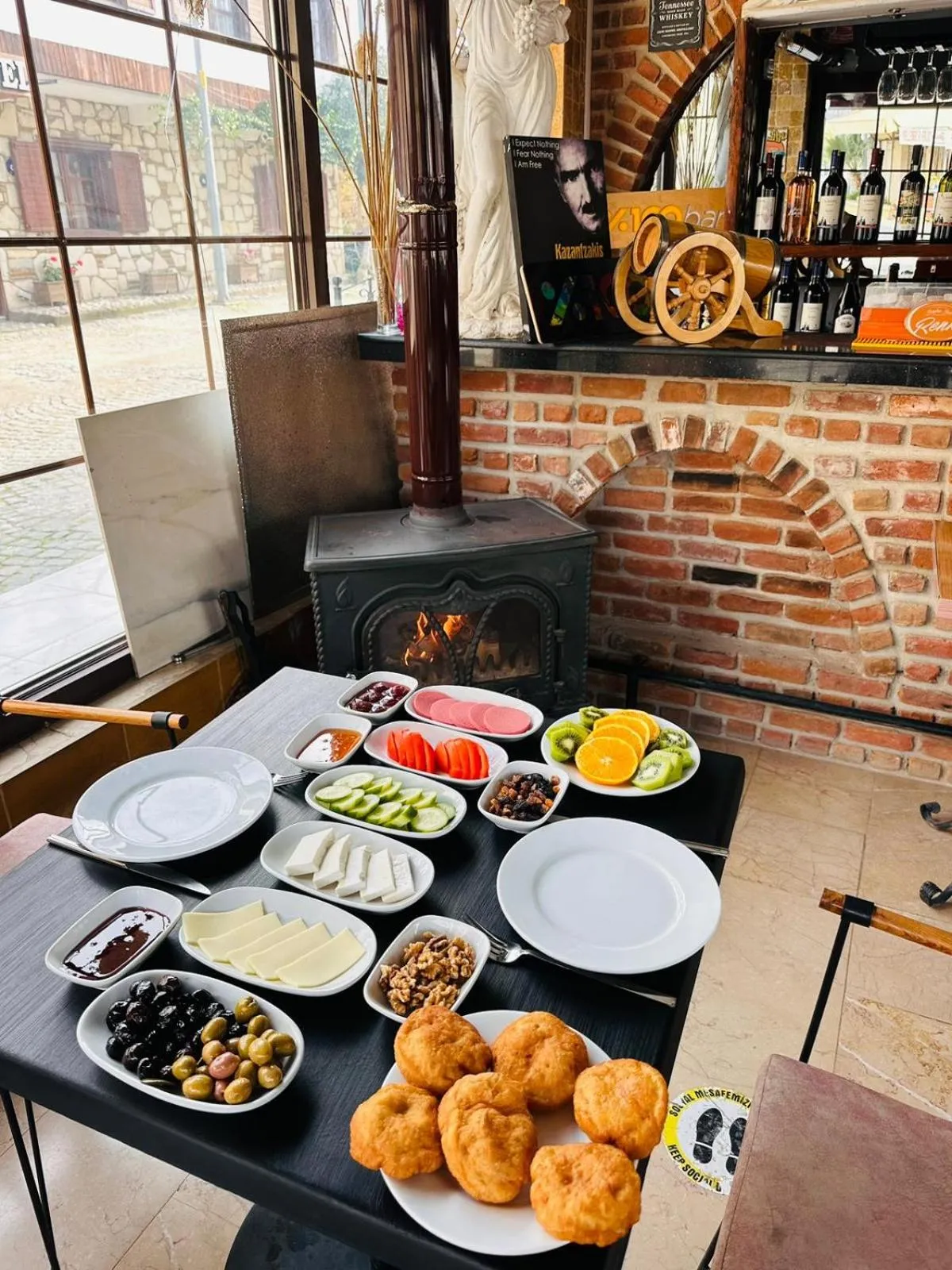 Restaurant/places to eat in Rebetika Hotel & bistro