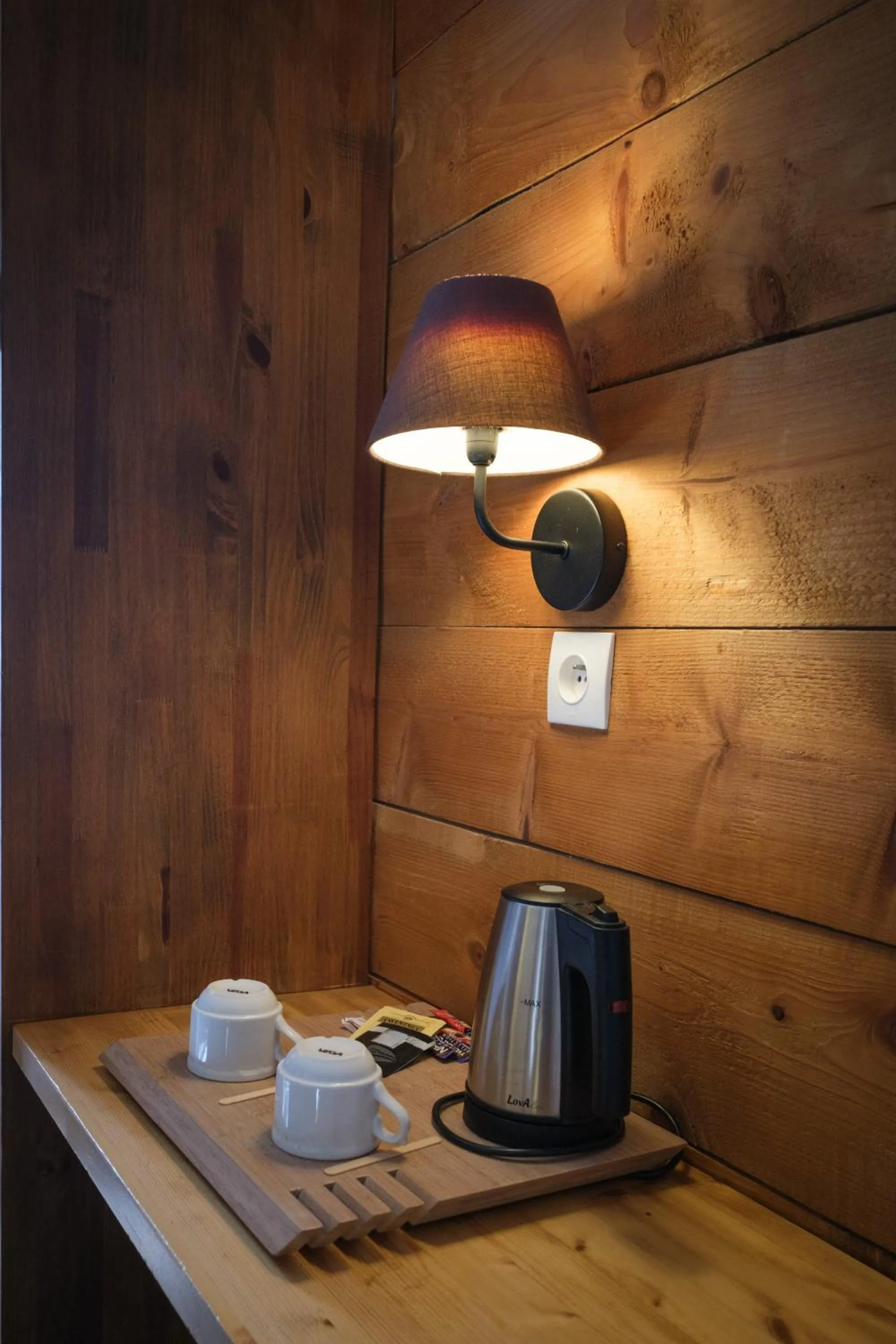 Coffee/tea facilities in Cit'Hotel Le Montreal