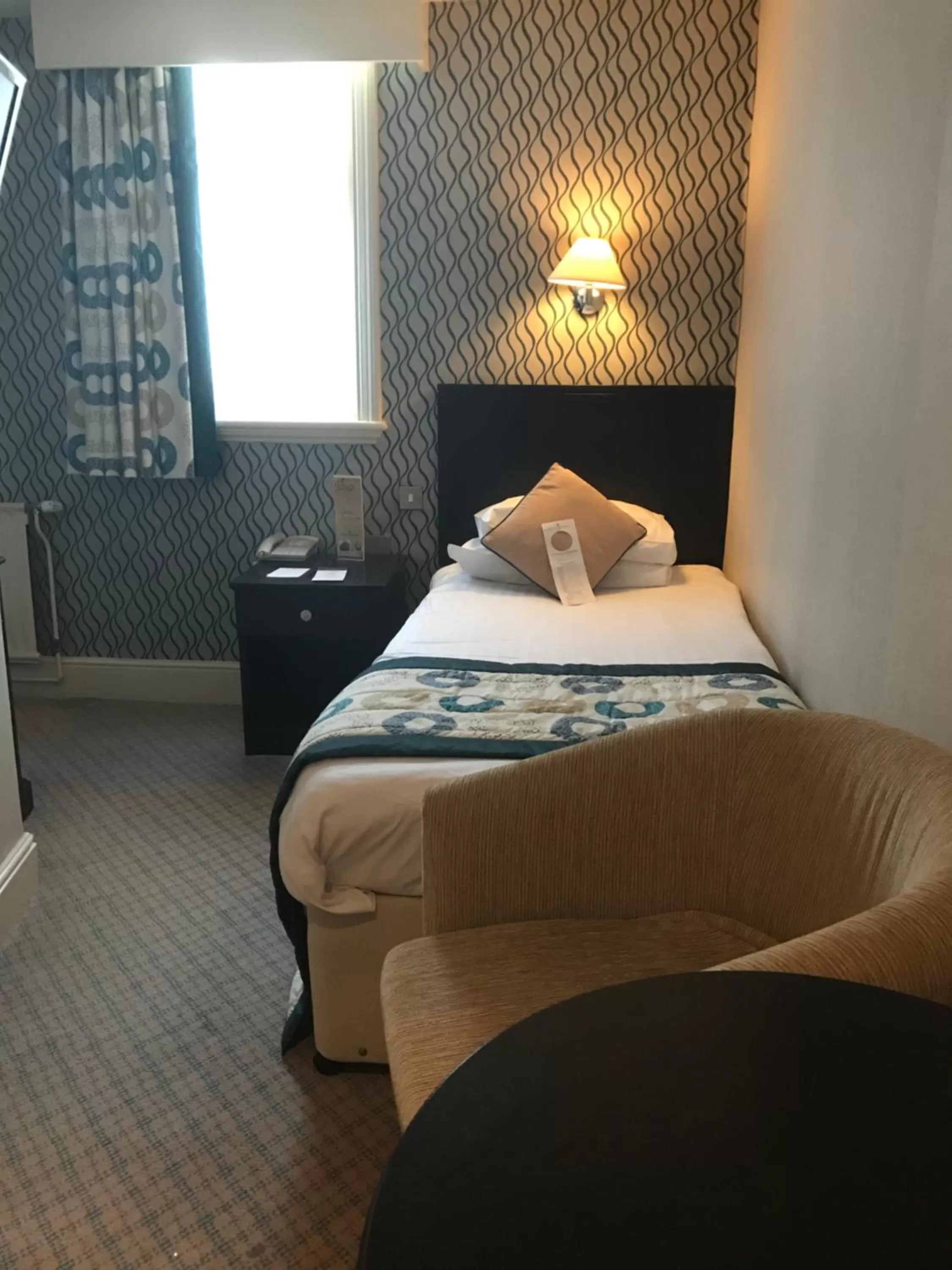 Bedroom, Bed in Crown & Mitre Hotel