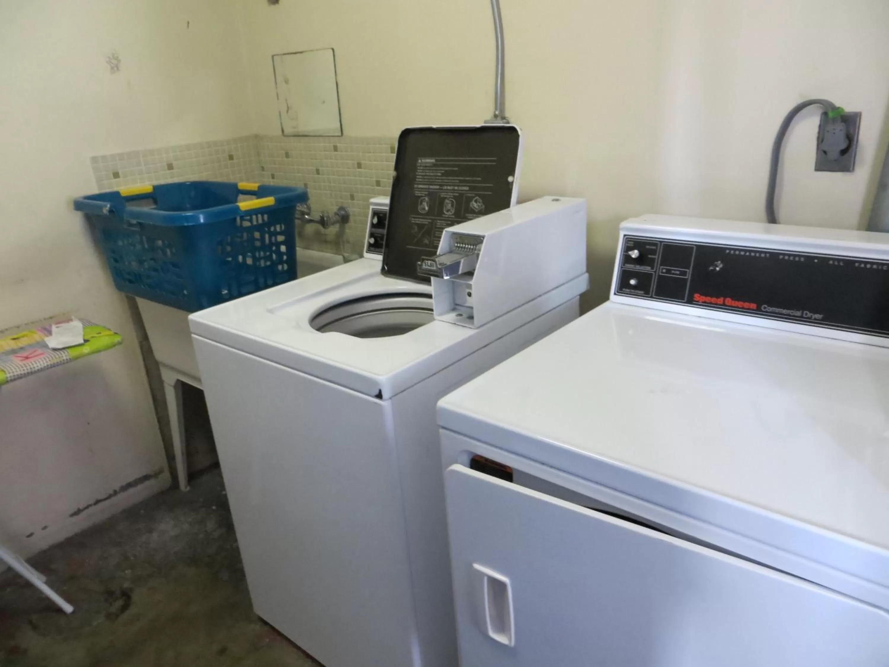 laundry in Royal Pacific Motor Inn