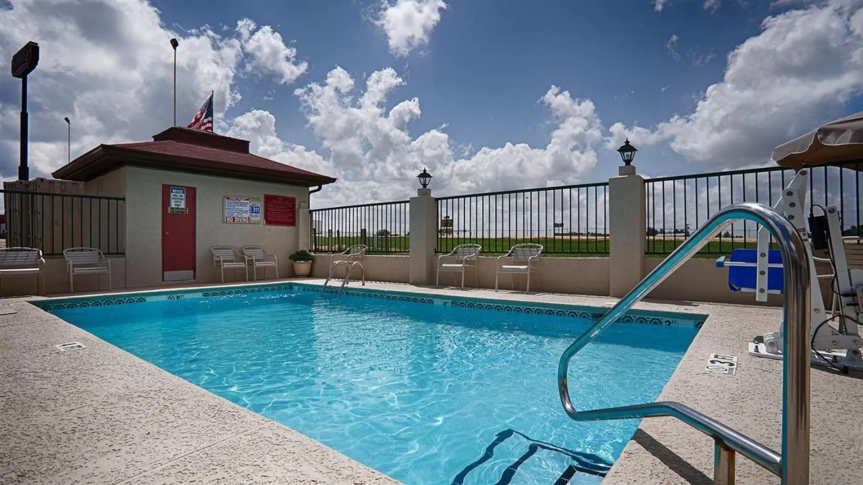 Swimming pool in Quality Inn Ashburn