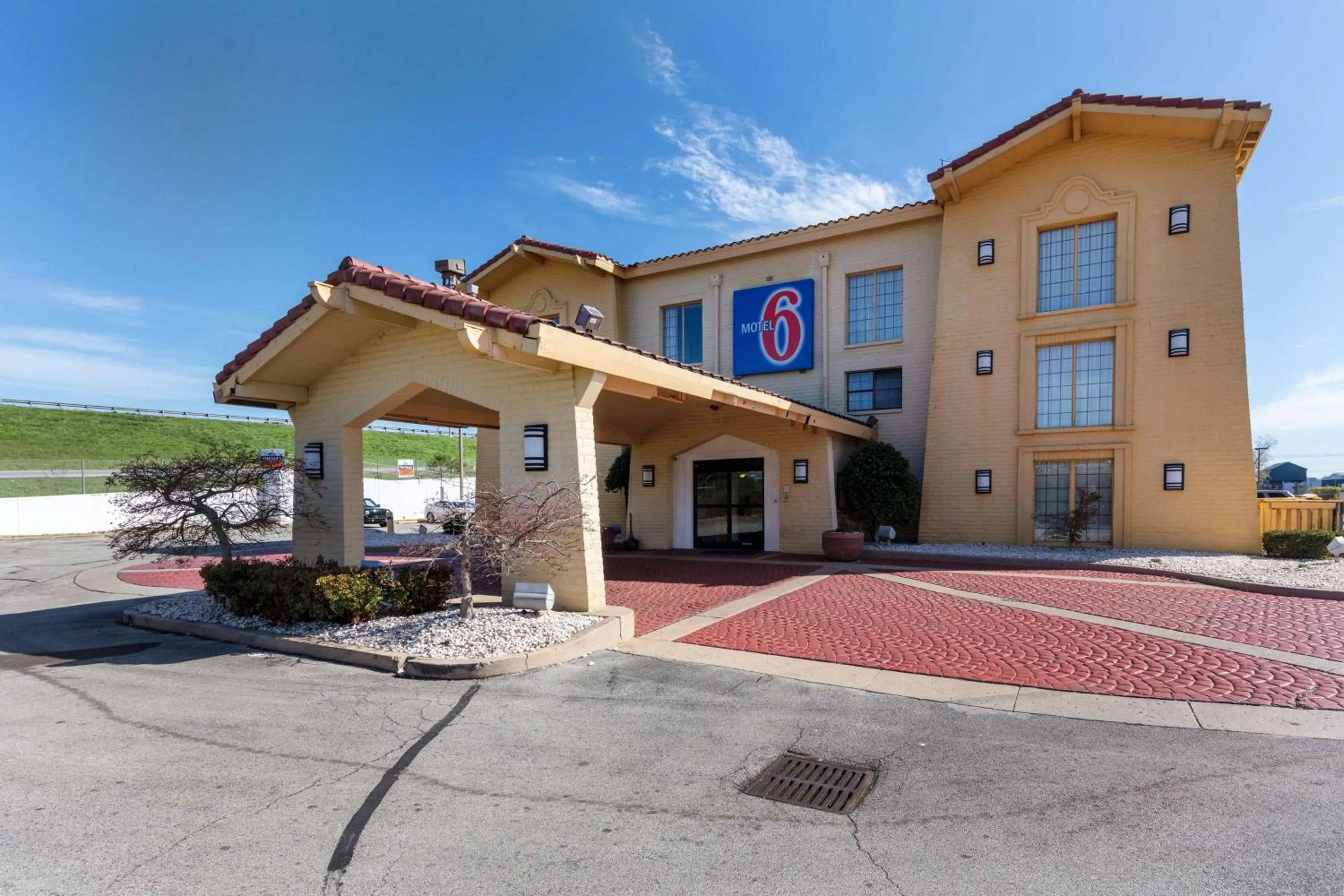 Property building in Motel 6-Knoxville, TN