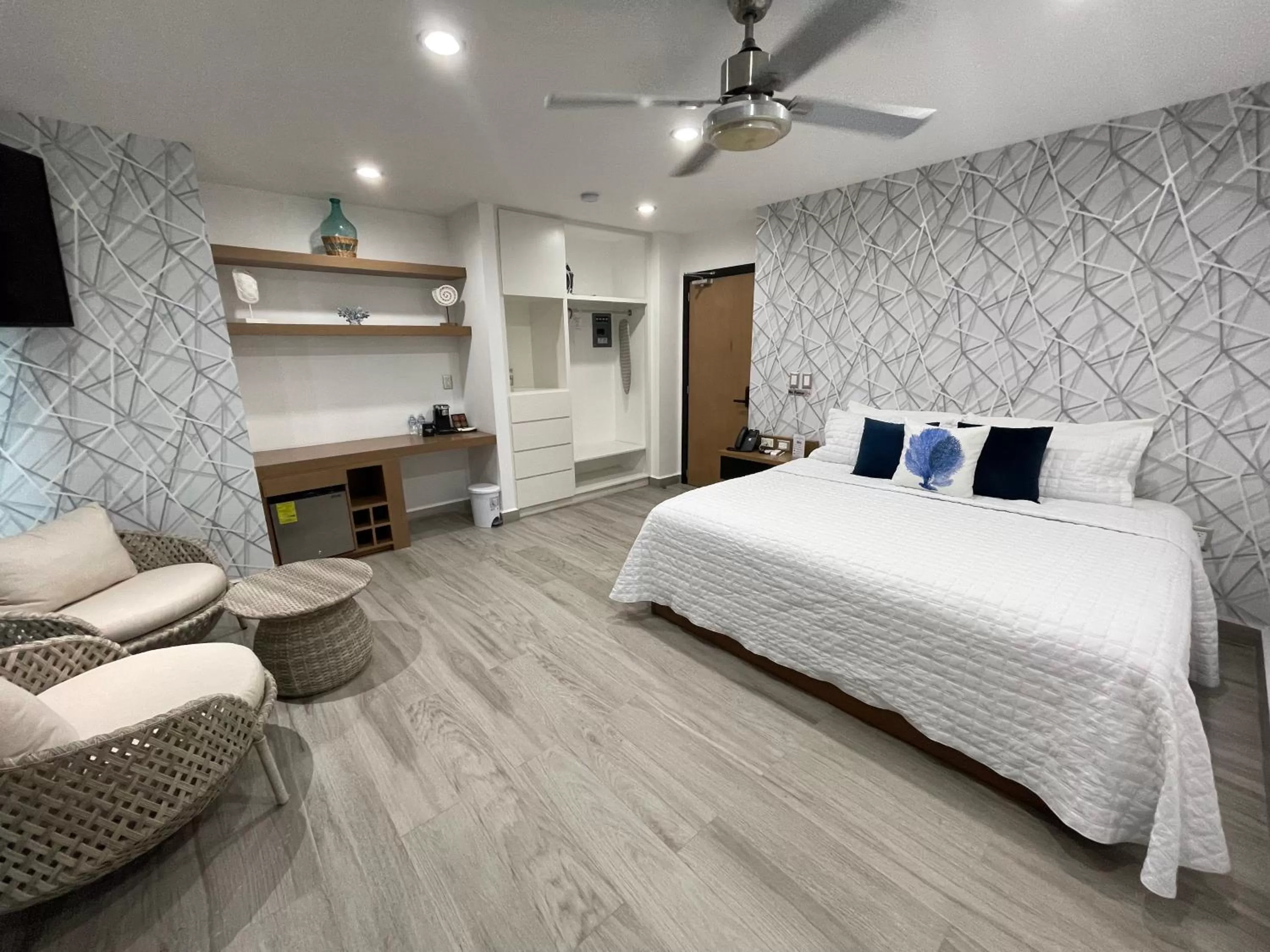 Deluxe Double Room with Balcony and Sea View in Hotel Tramamoto Mazatlan