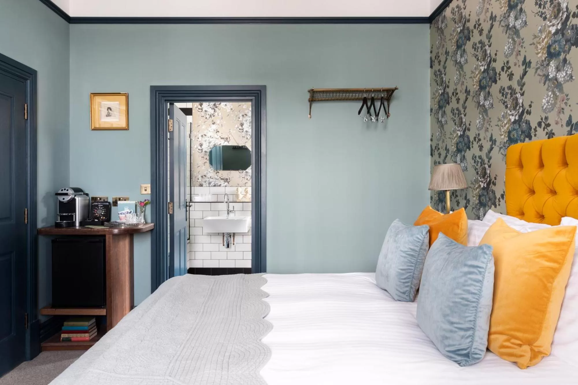 Bathroom, Bed in Red Lion