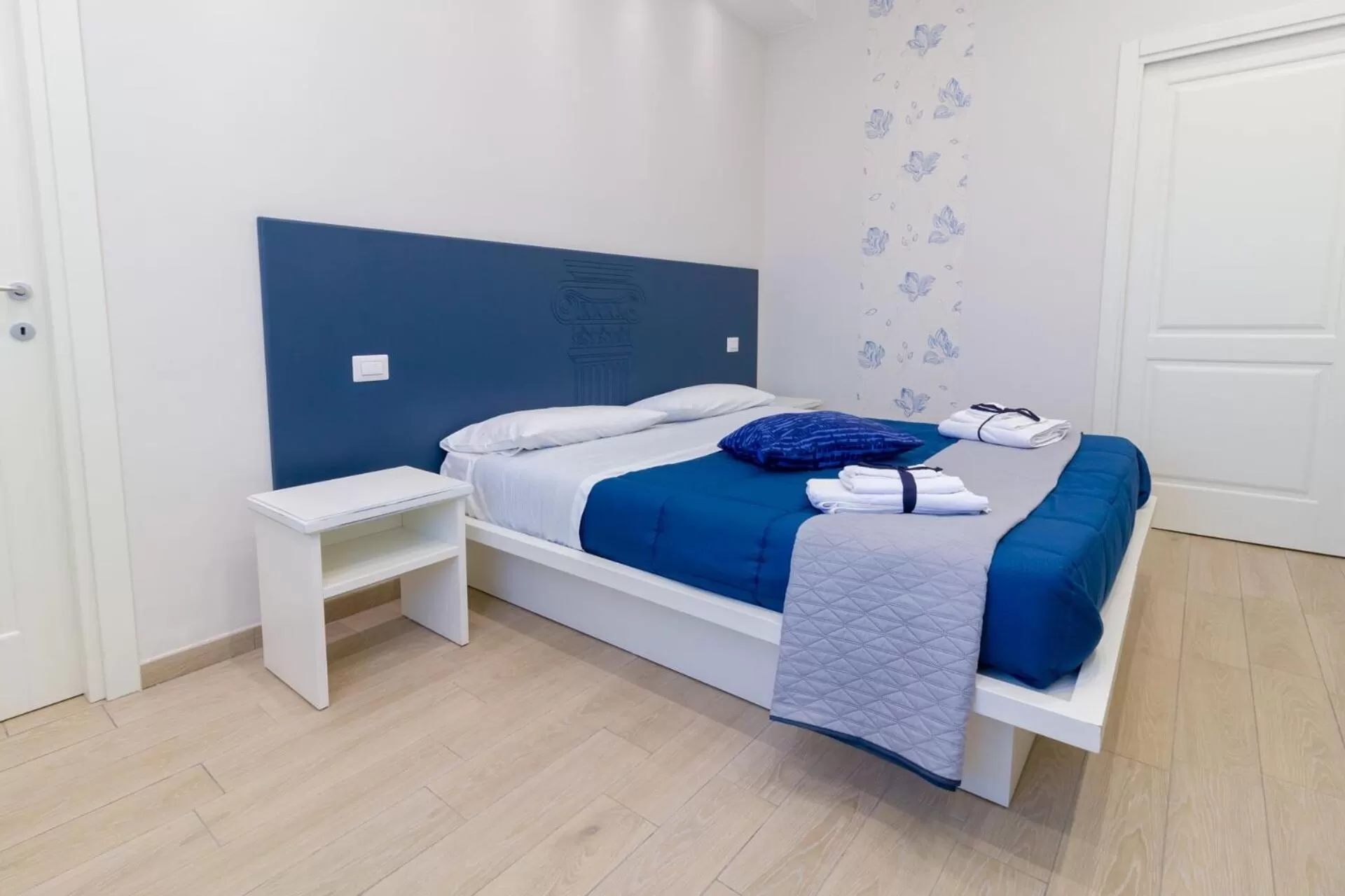 Photo of the whole room, Bed in Nolana '86