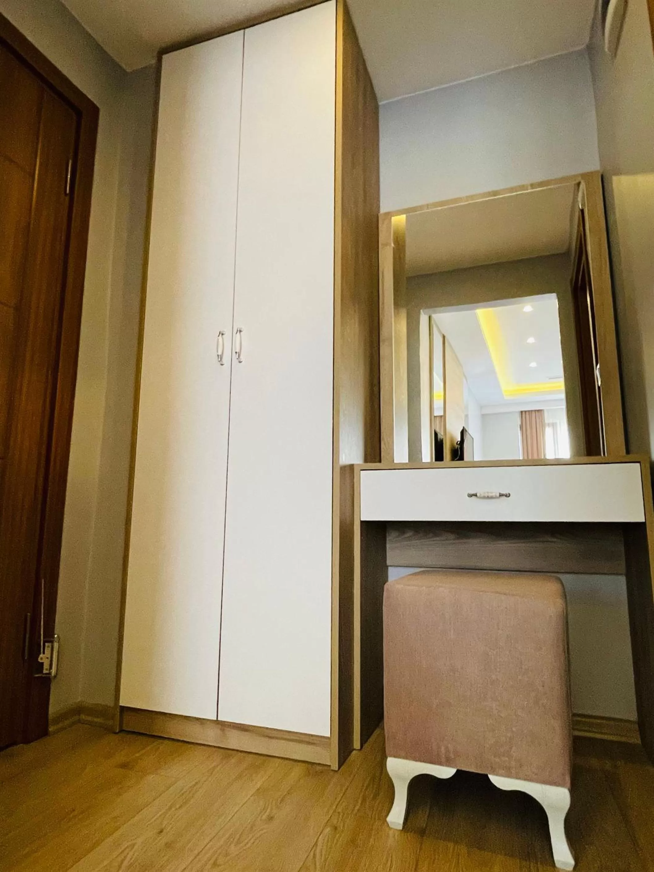 wardrobe in Zem Hotel