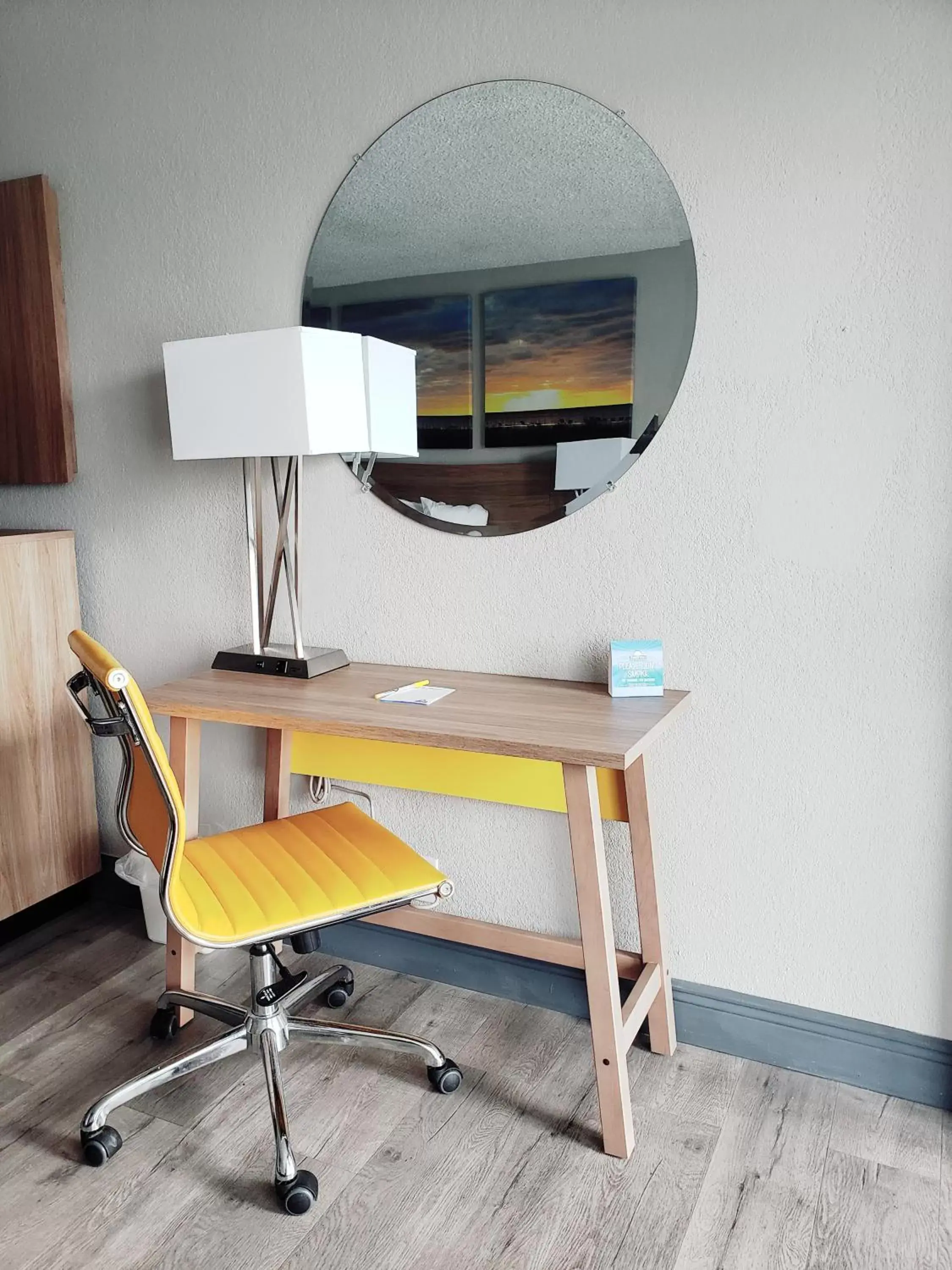 King Room with Sofa Bed and Bath Tub - Mobility/Hearing Accessible - Non-Smoking in Days Inn by Wyndham Titusville Kennedy Space Center King Room with Sofa Bed and Bath Tub - Mobility/Hearing Accessible - Non-Smoking in Days Inn by Wyndham Titusville Kennedy Space Center