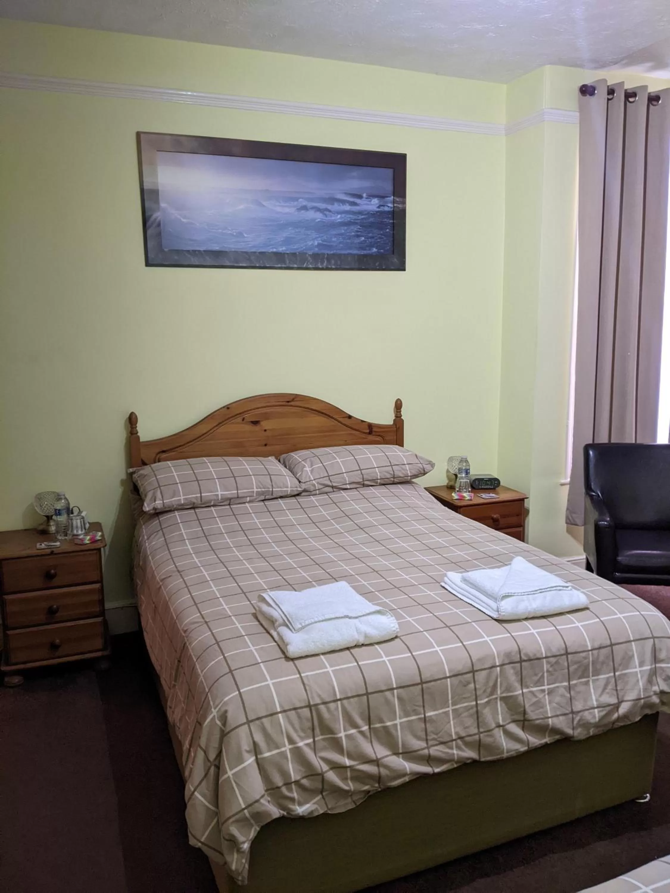 Bed in Kingswinford Guest House with Free Parking