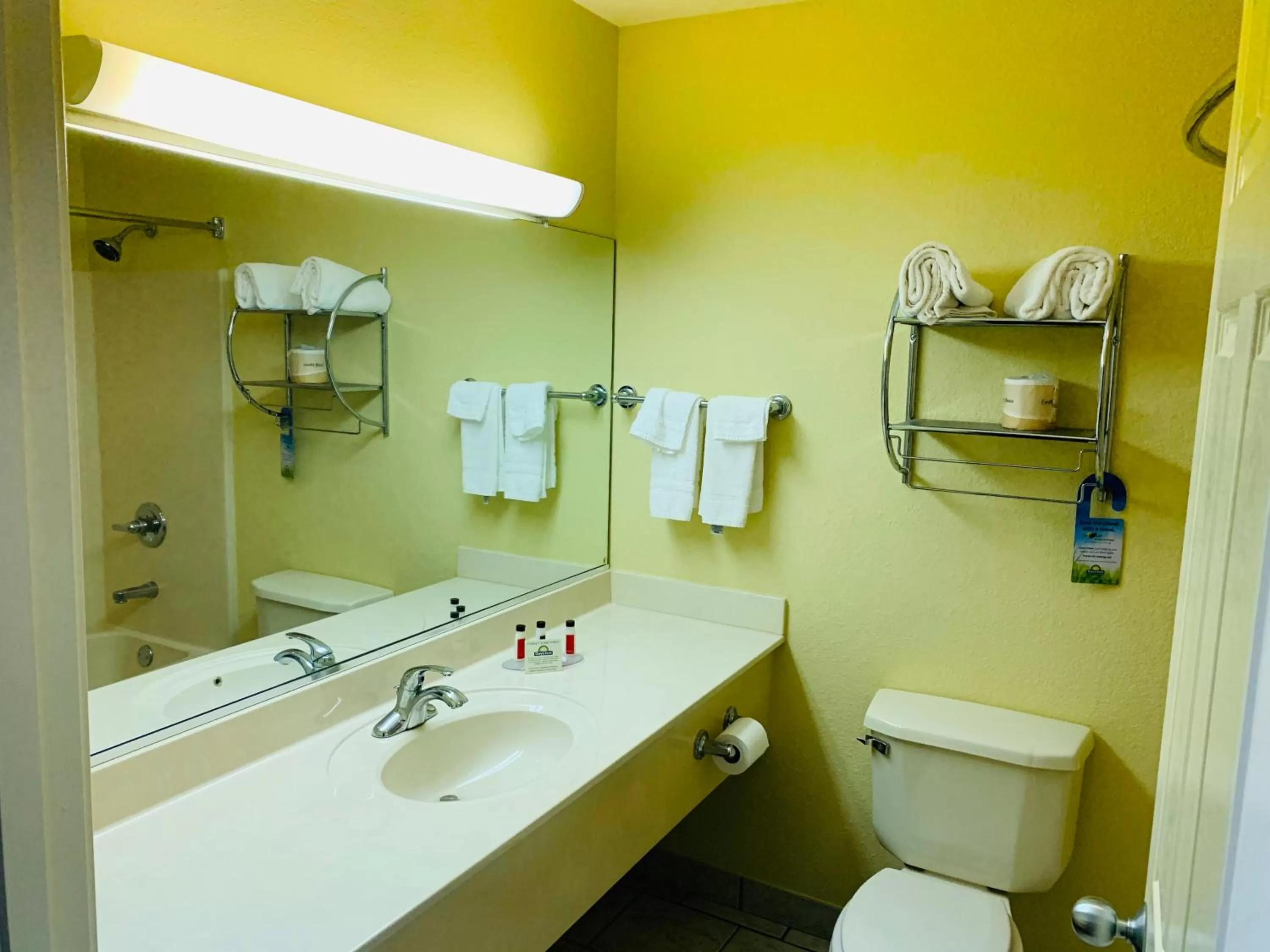 Bath in Days Inn by Wyndham Trumann AR