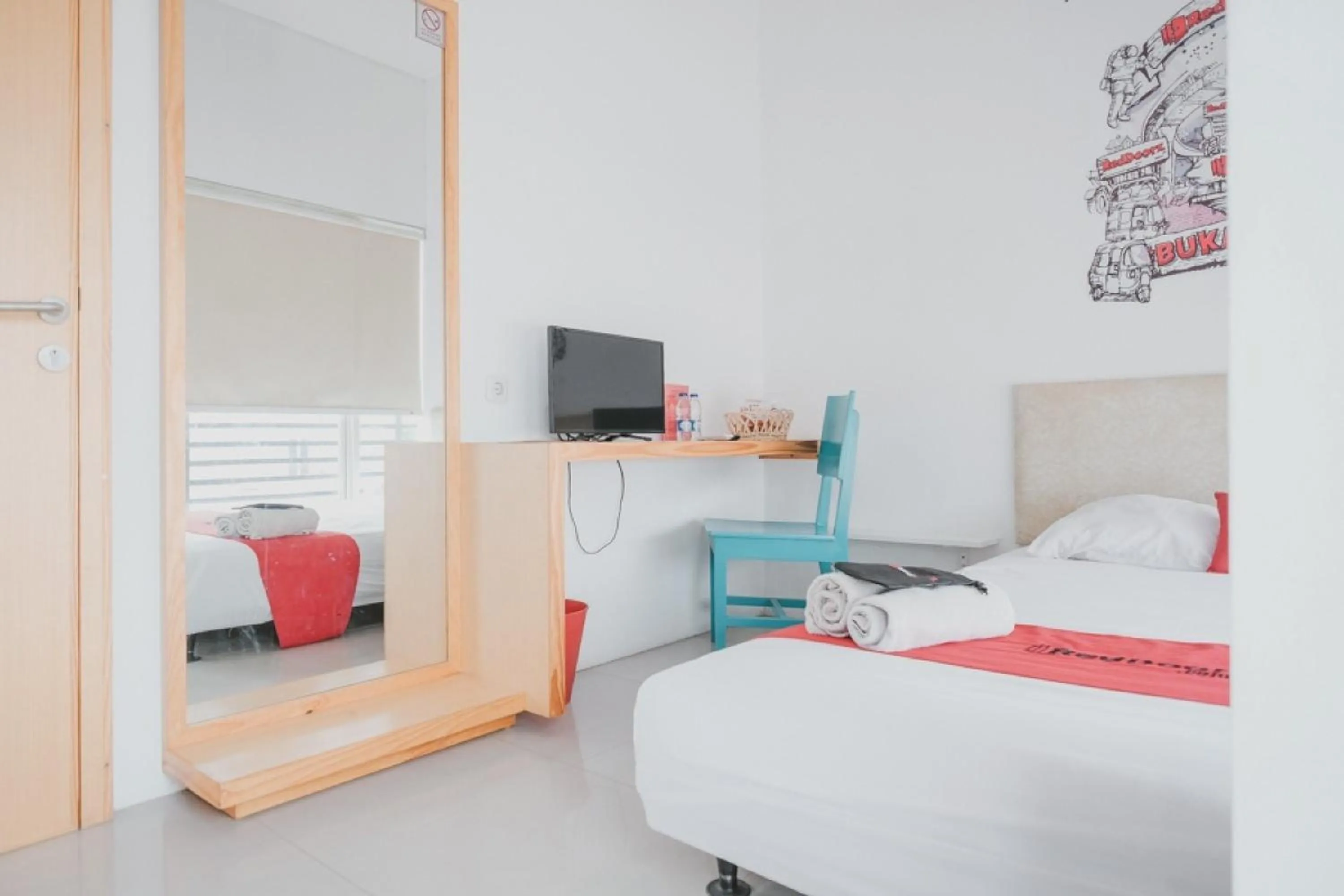 TV and multimedia, Bed in RedDoorz Plus @ Kapuk Business Park