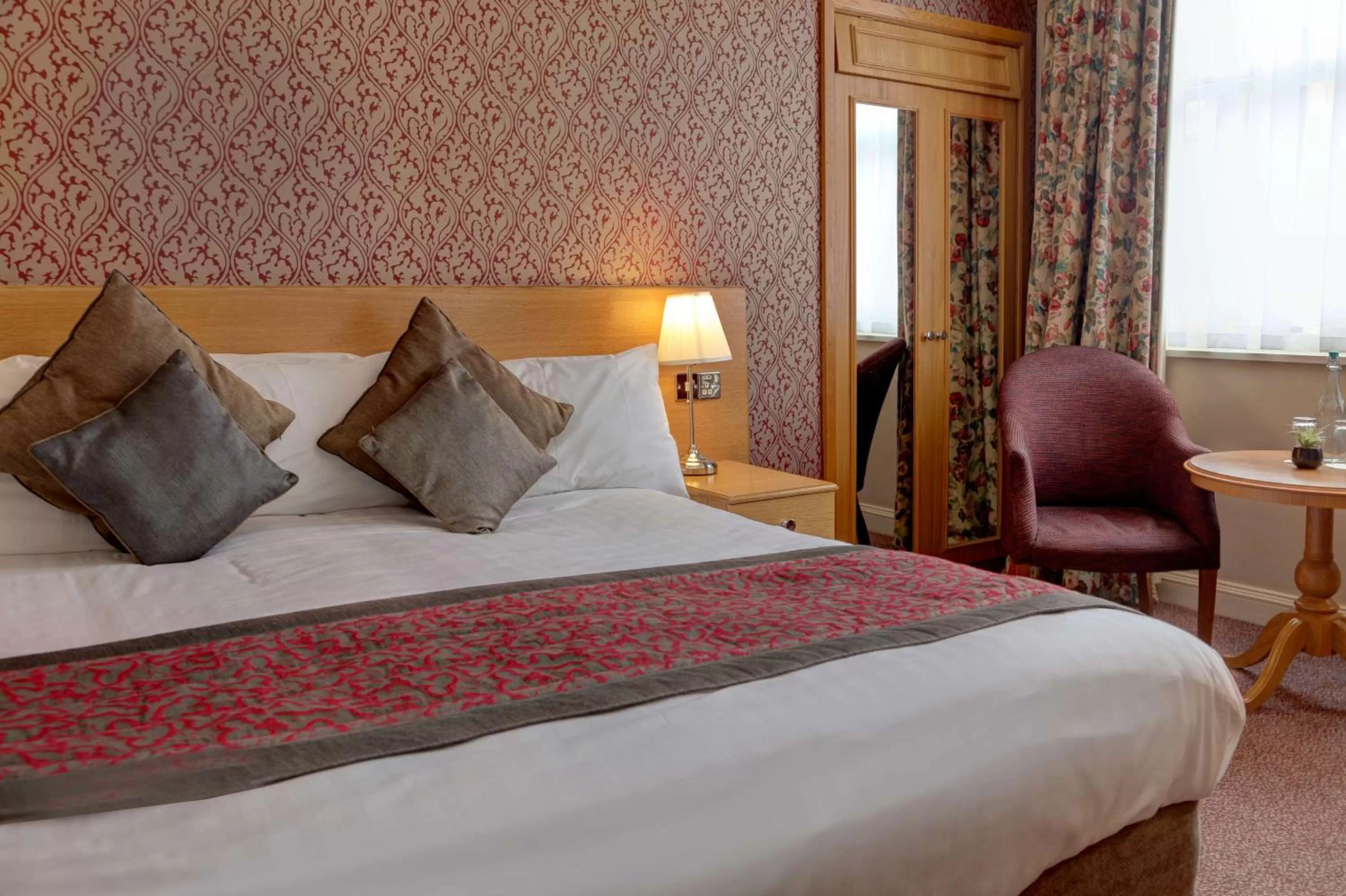 Bedroom, Bed in Crown & Mitre Hotel