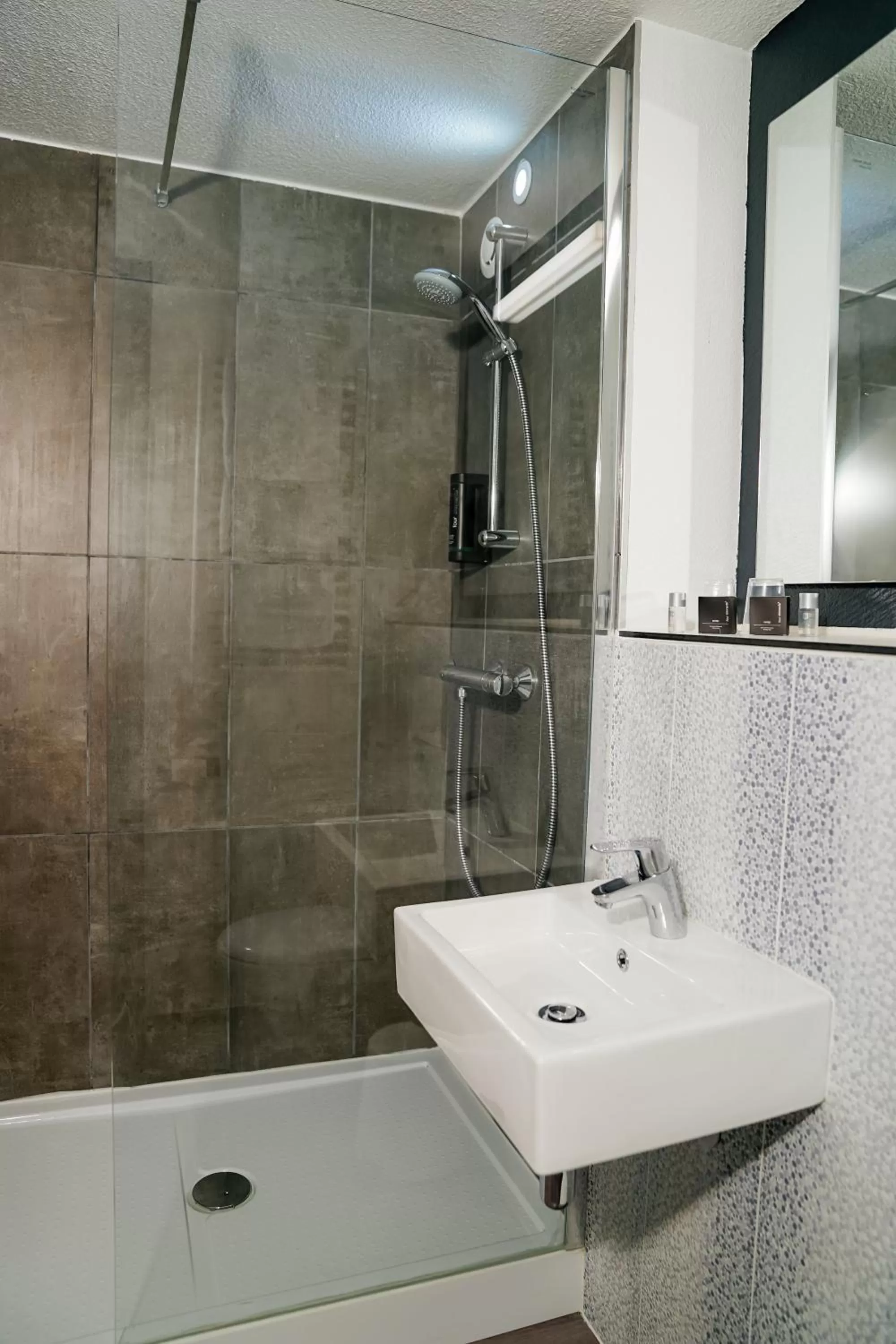 Shower in Kyriad Lille - Roncq