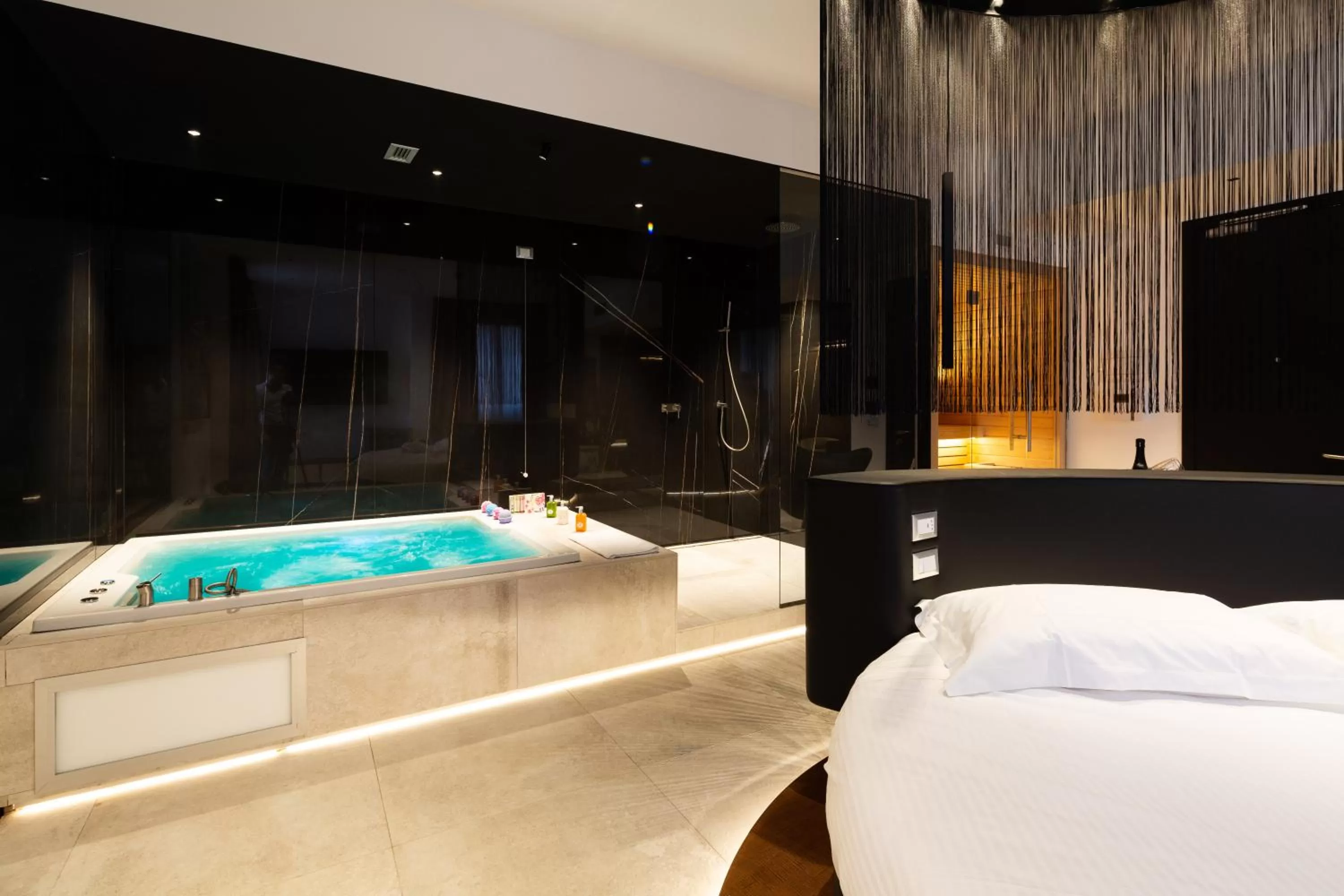 Hot Tub, Bed in The Corner Duomo Hotel