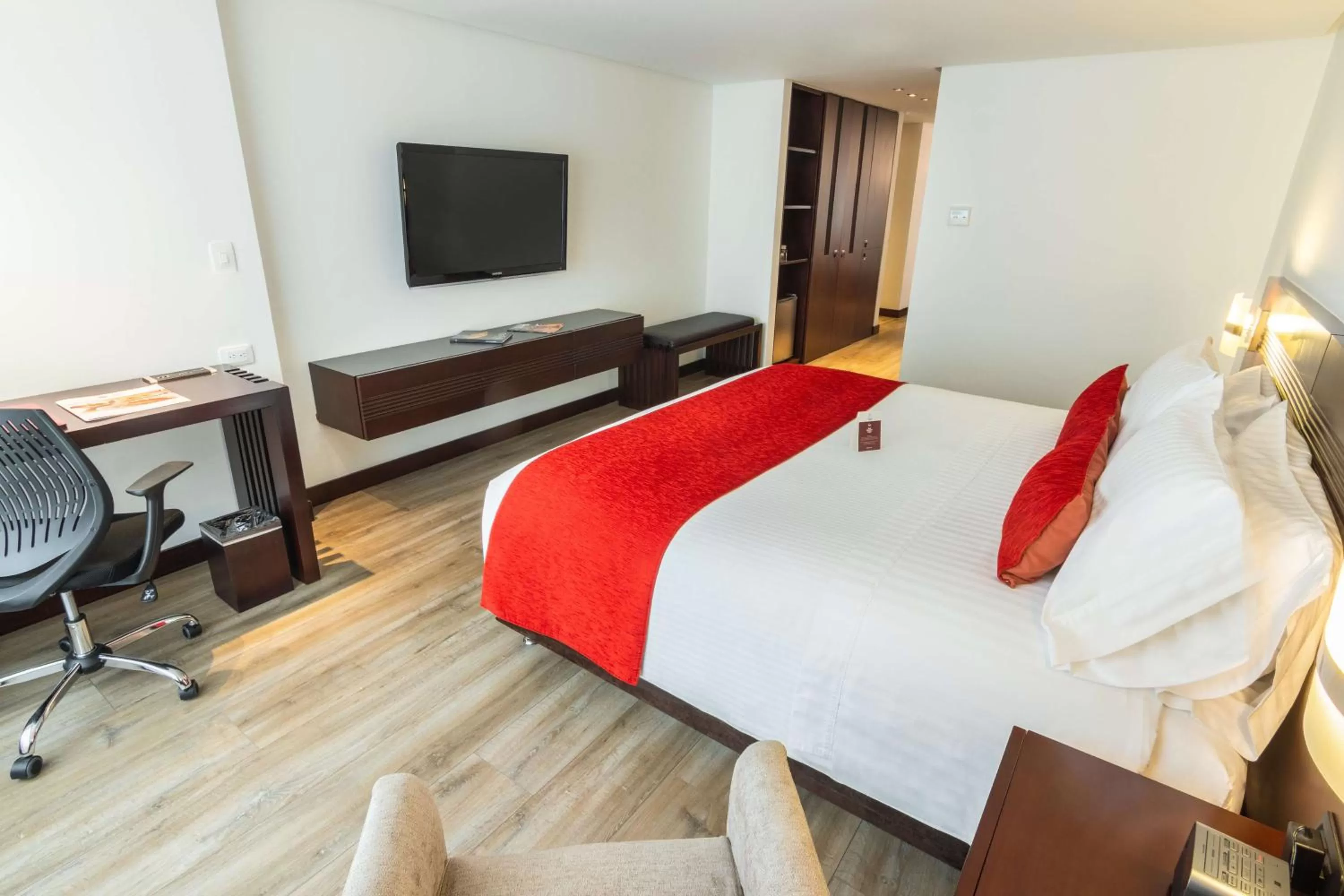 Photo of the whole room, Bed in Best Western Plus 93 Park Hotel