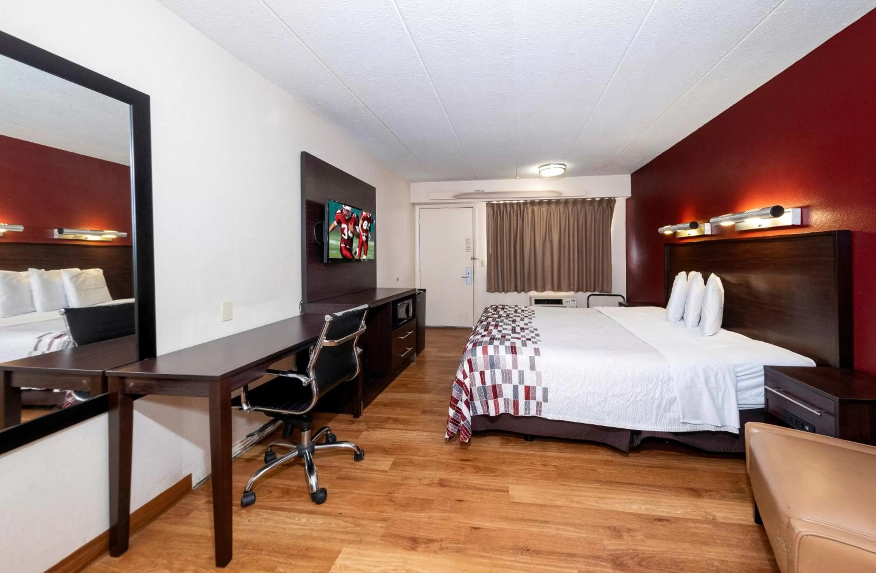 Photo of the whole room, Room Photo in Red Roof Inn Chicago - Lansing