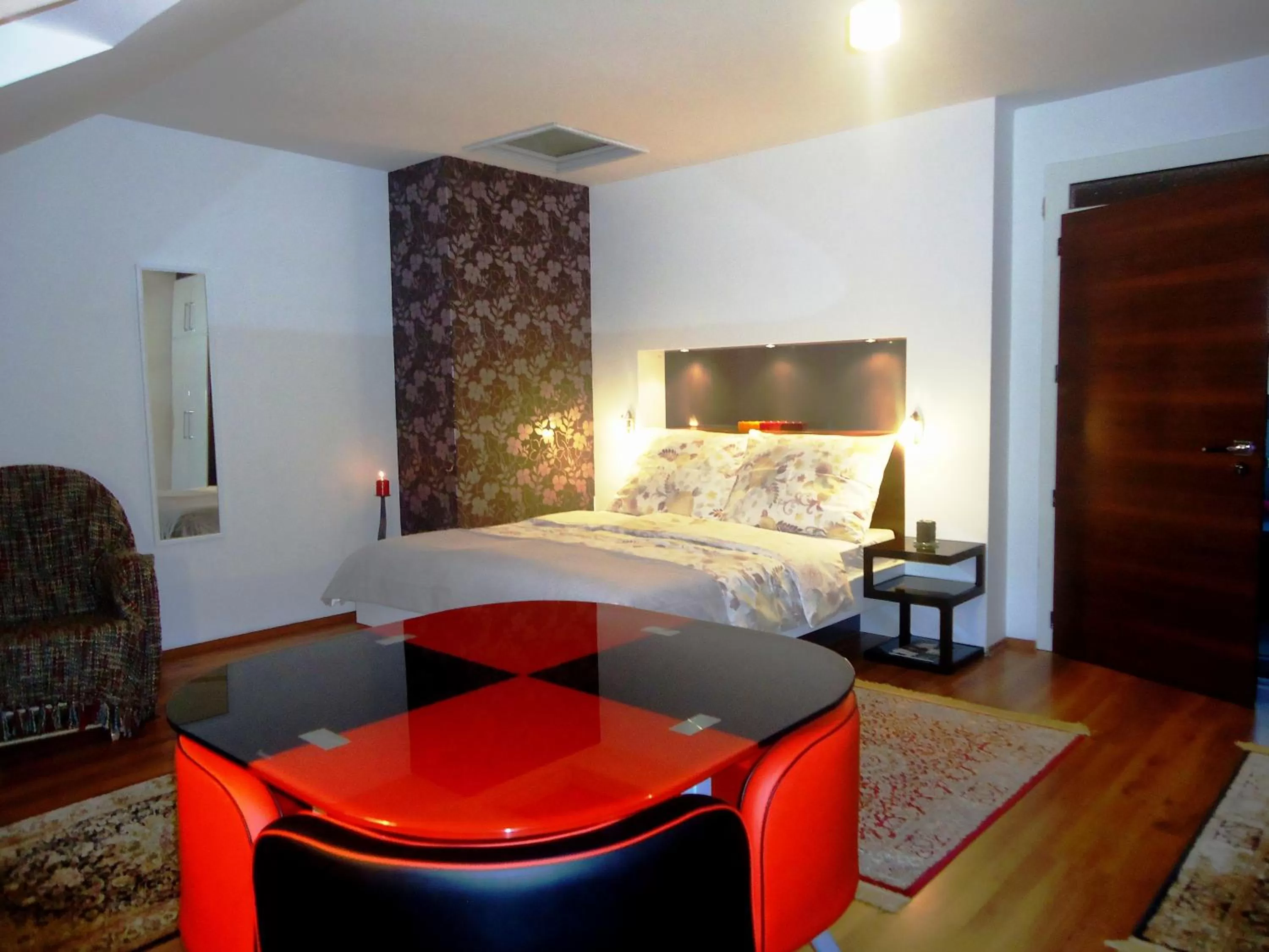 Photo of the whole room, Bed in Buda Panzió