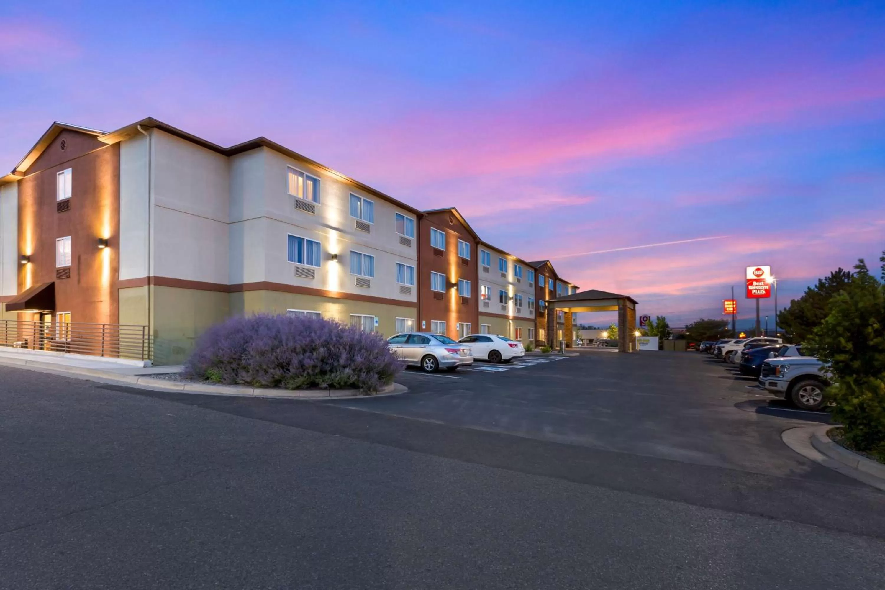 Property building in Best Western Plus the Four Corners Inn