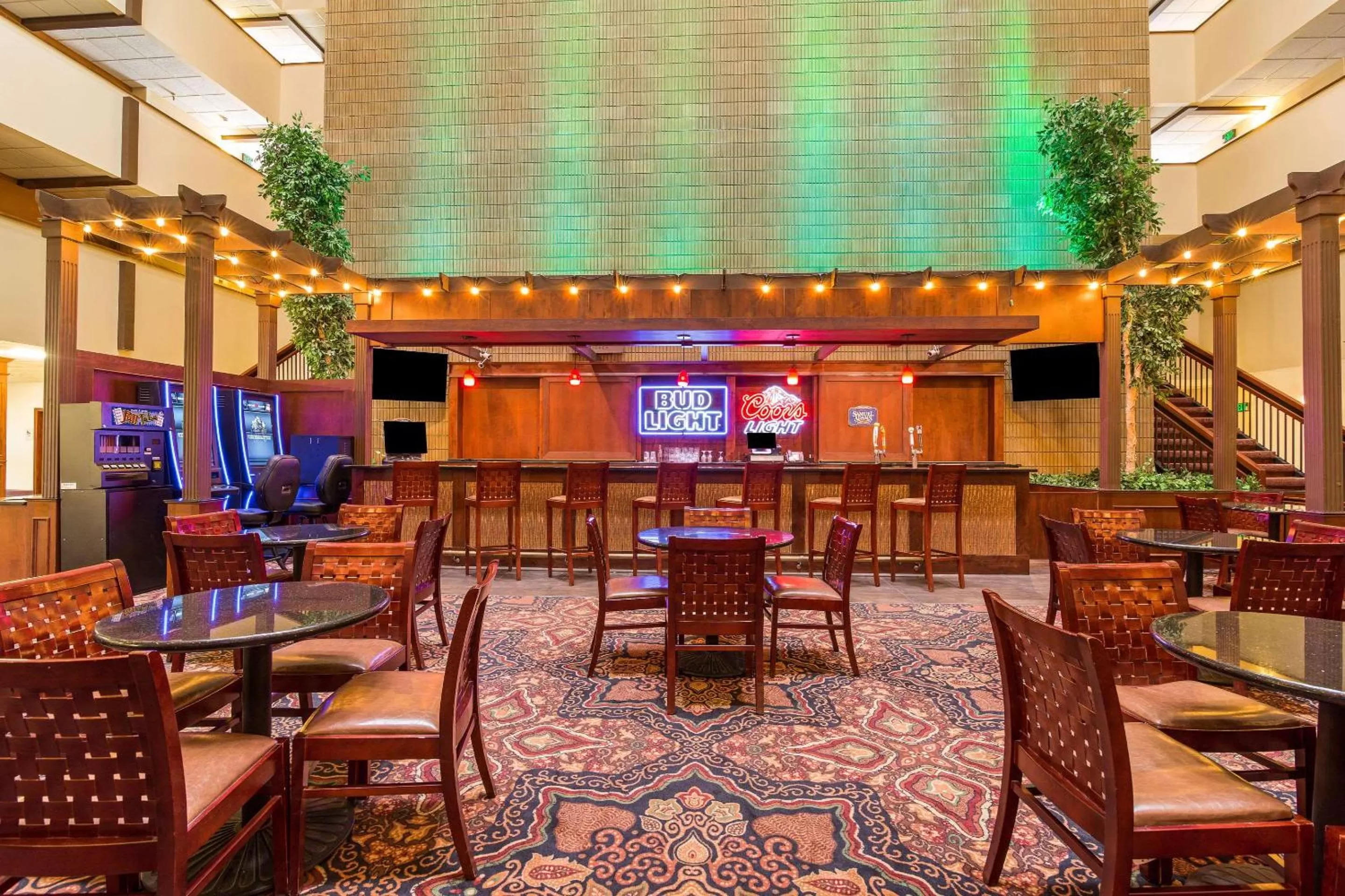 Restaurant/places to eat in Clarion Hotel Convention Center